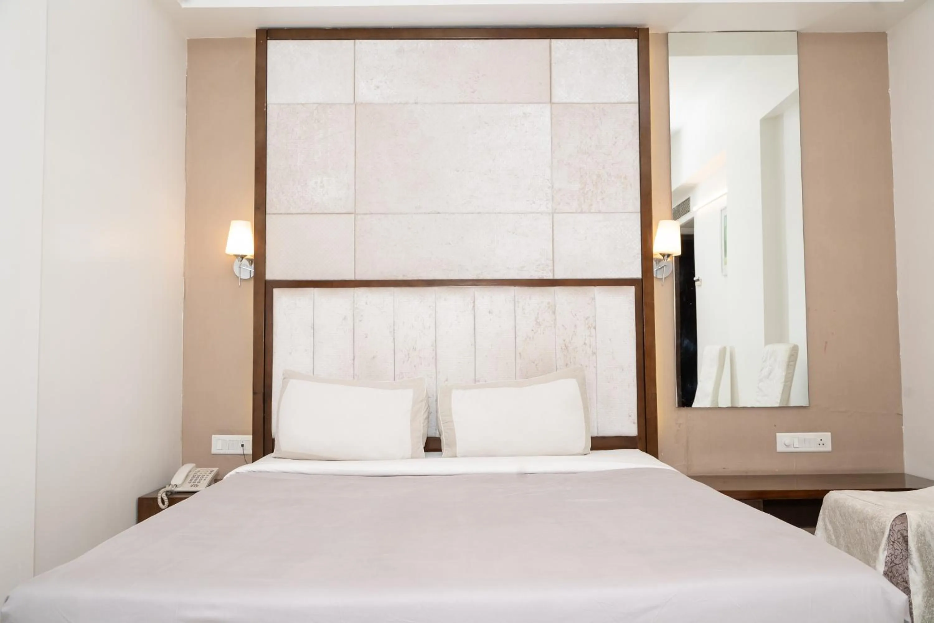 Bedroom, Bed in Hotel Executive Silver Inn