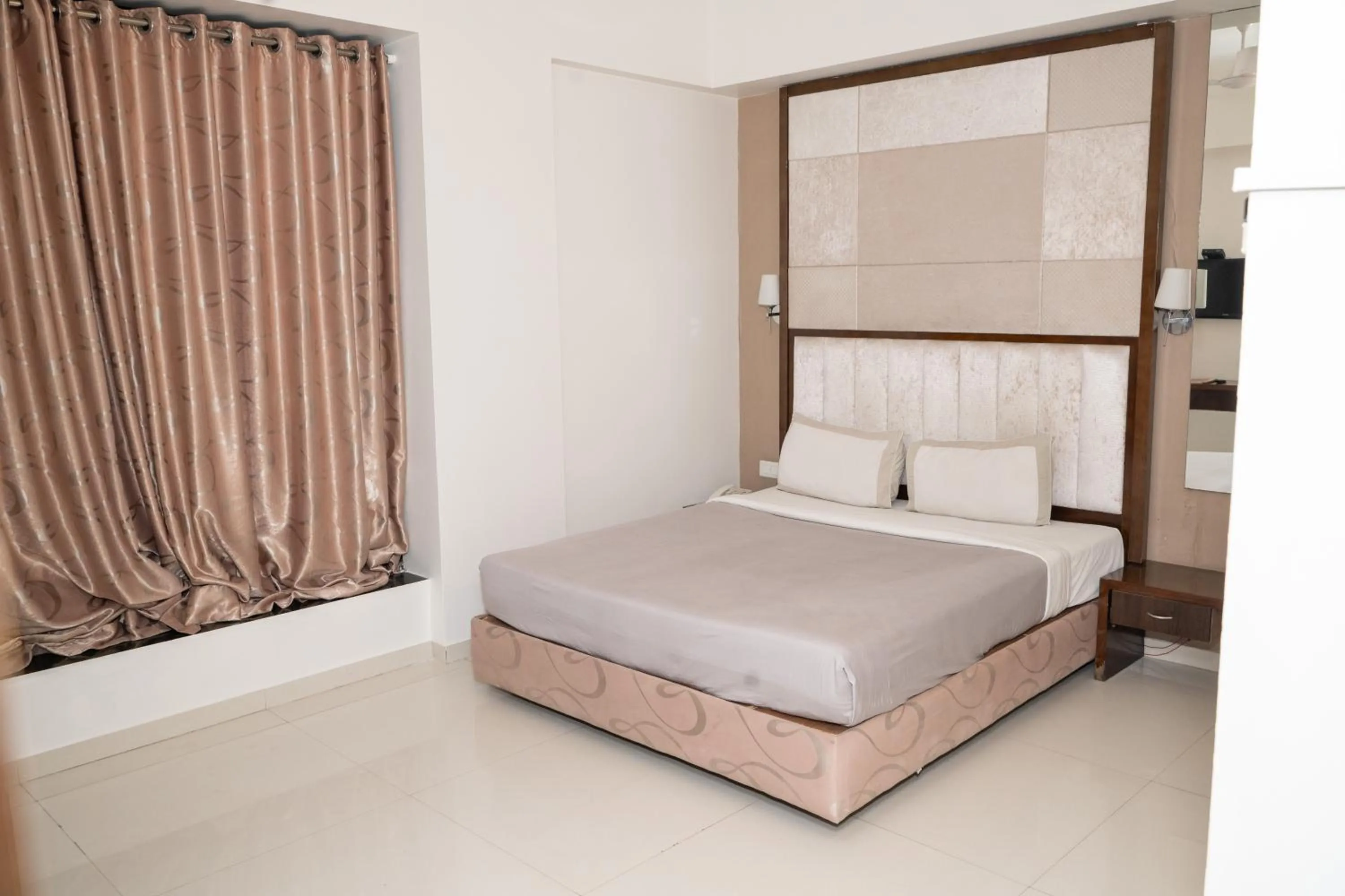 Photo of the whole room, Bed in Hotel Executive Silver Inn