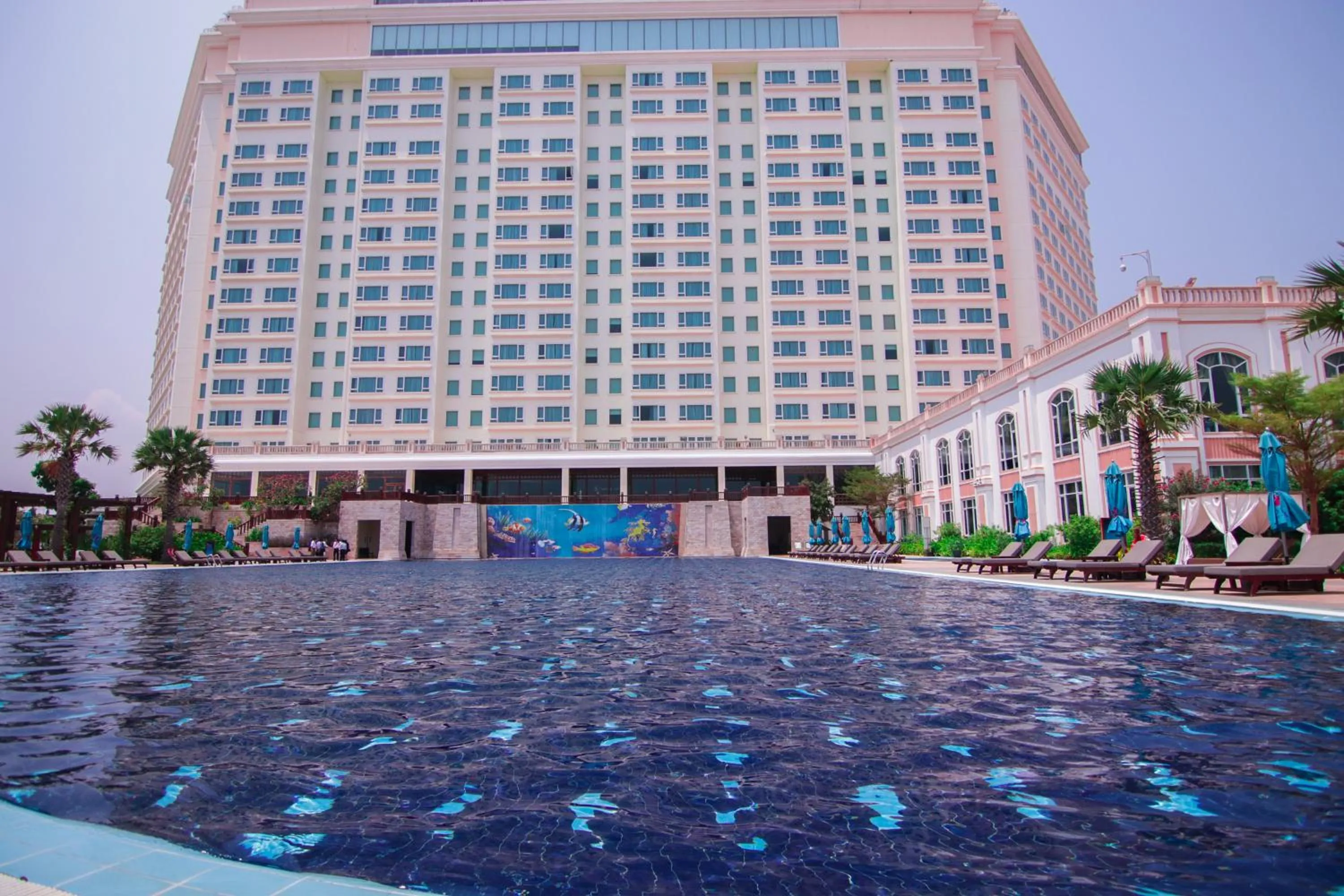 Swimming pool in Sokha Phnom Penh Hotel