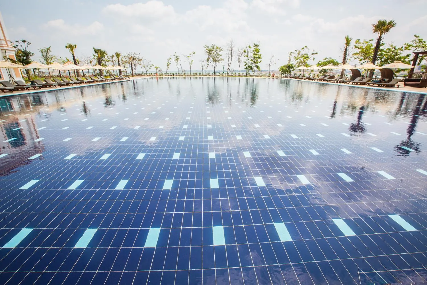 Swimming pool in Sokha Phnom Penh Hotel