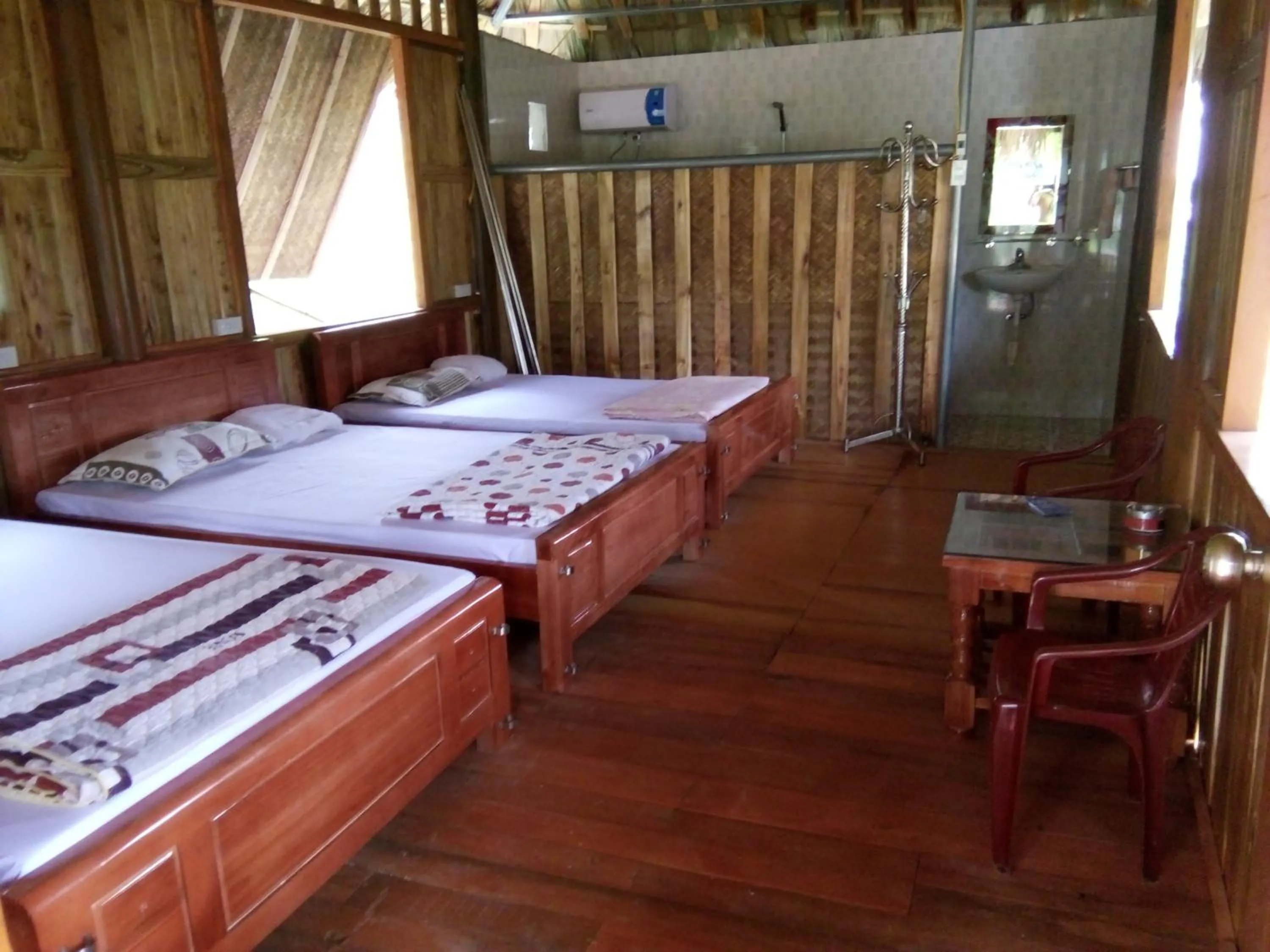 Photo of the whole room, Bed in Cuc Phuong Bungalow
