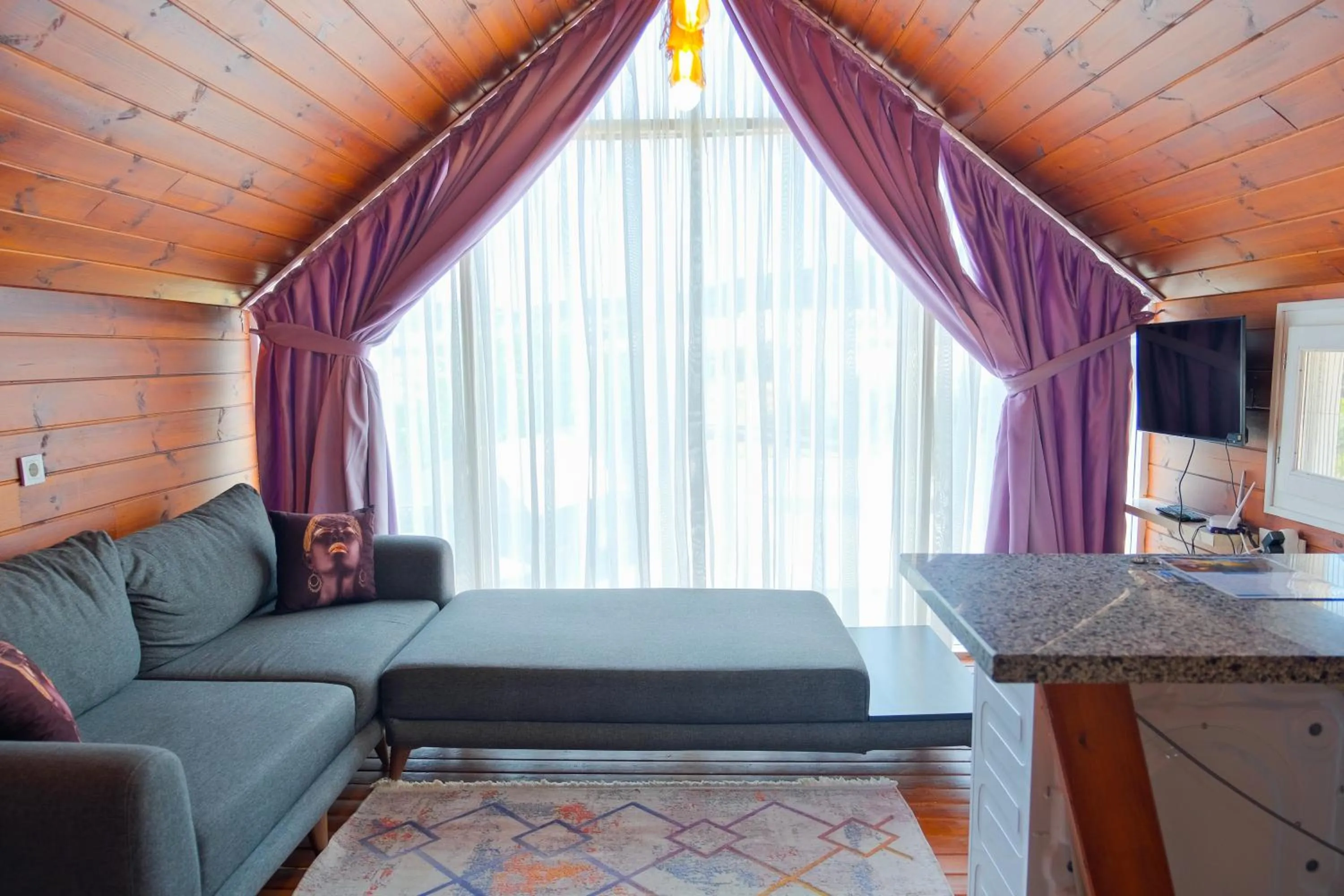 TV and multimedia in Bu Bungalow Hotel