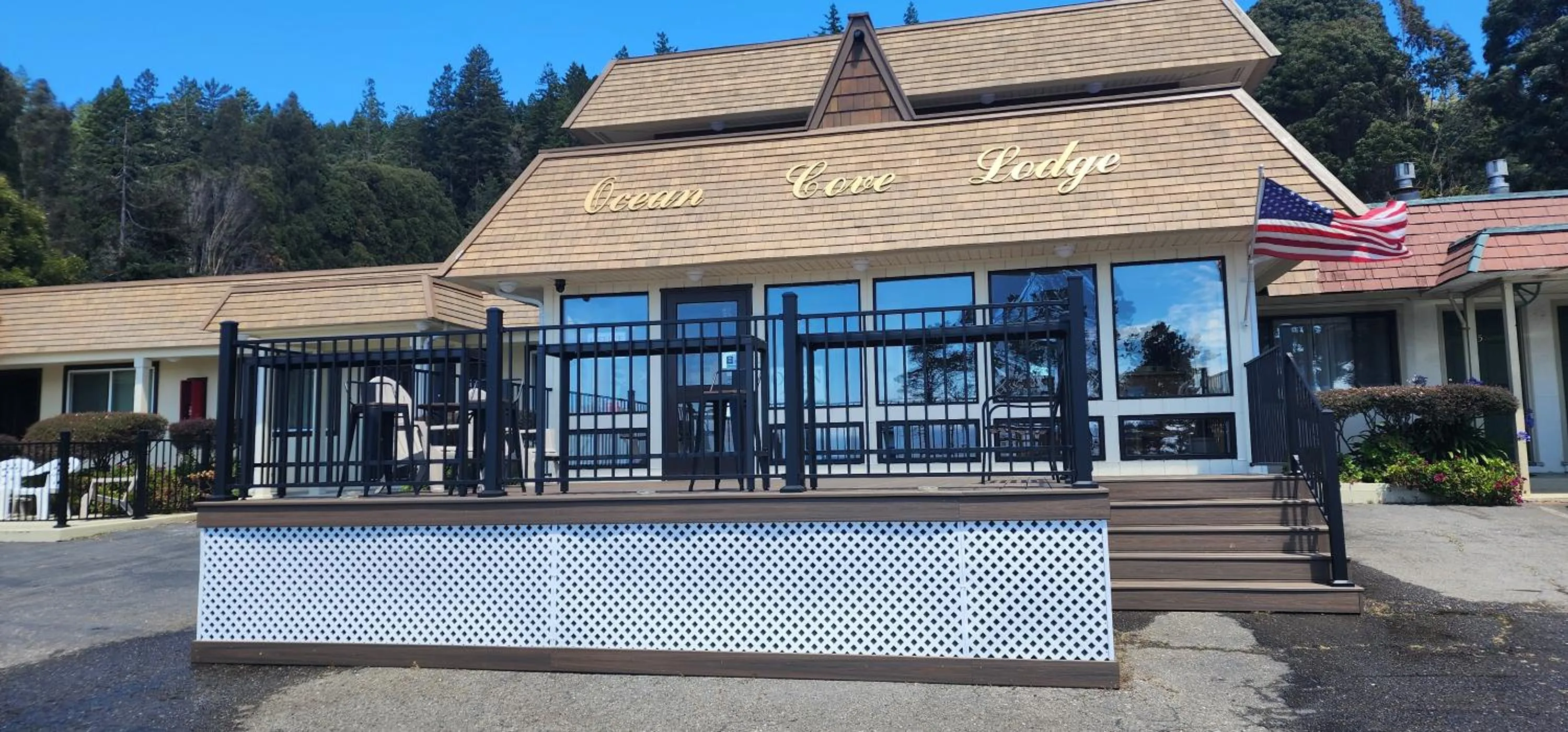 Property building in Ocean Cove Lodge Bar & Grill