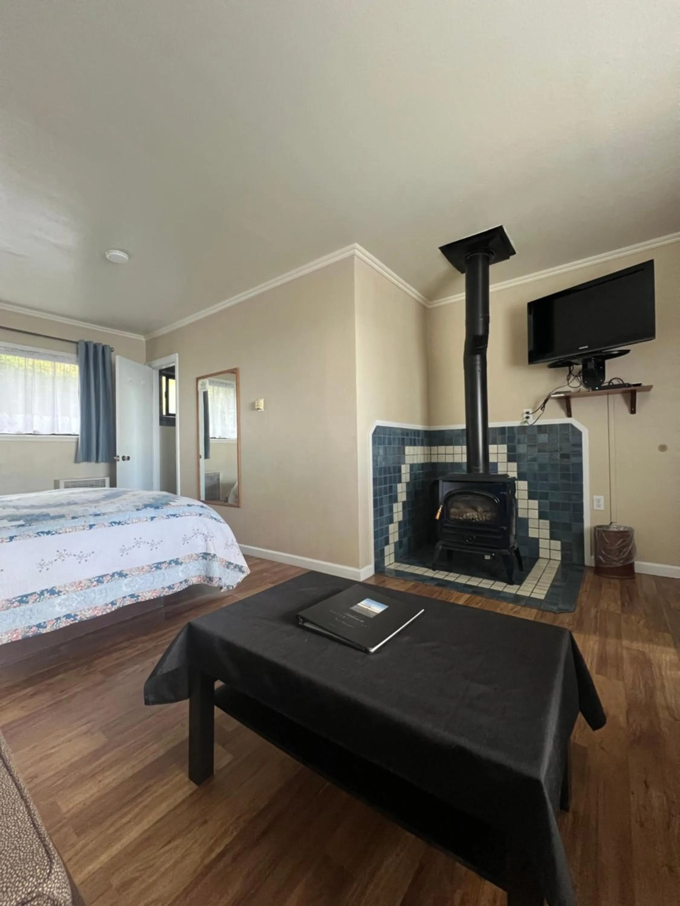 Photo of the whole room, Bed in Ocean Cove Lodge Bar & Grill