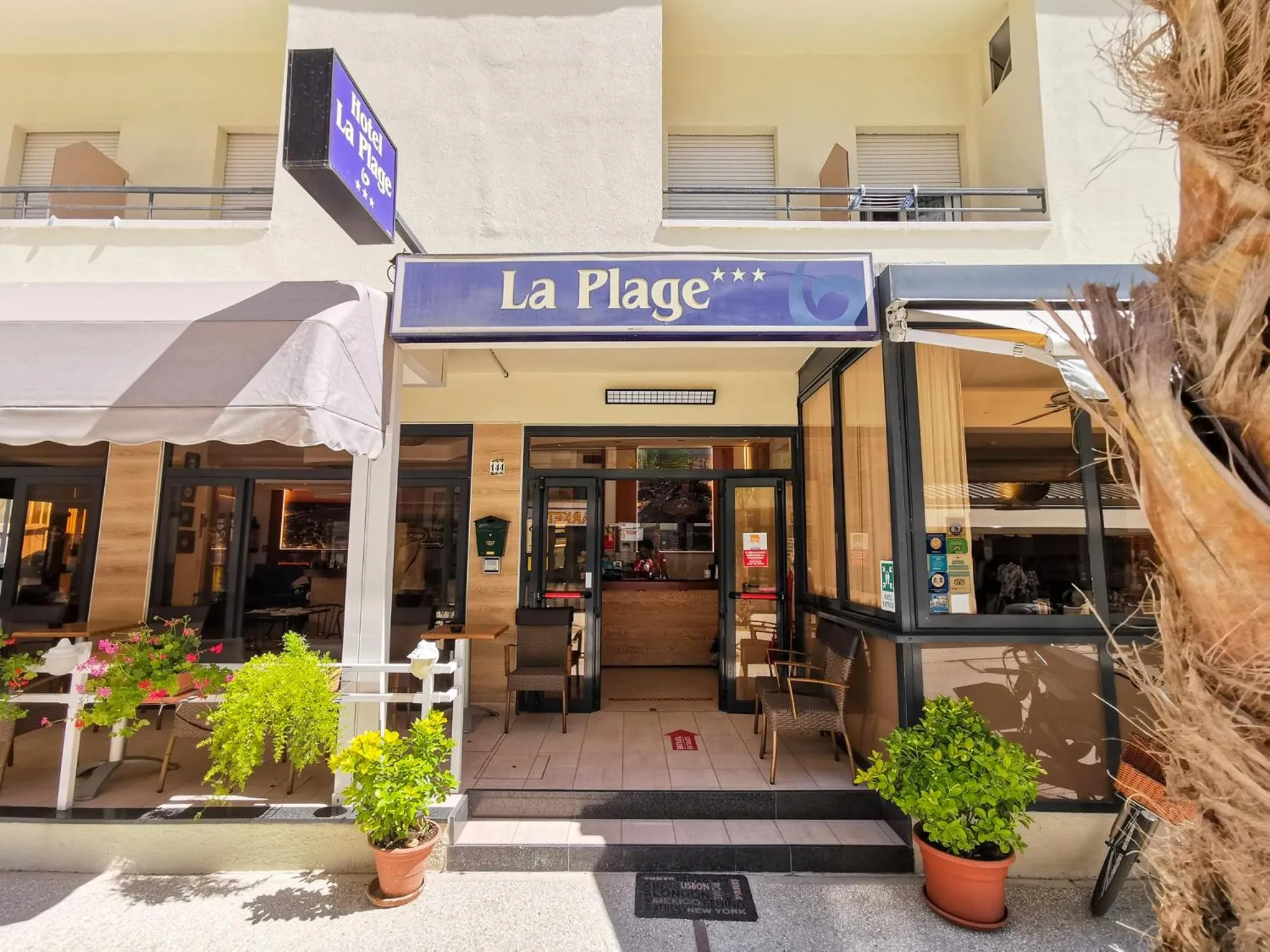 Property building in Hotel La Plage