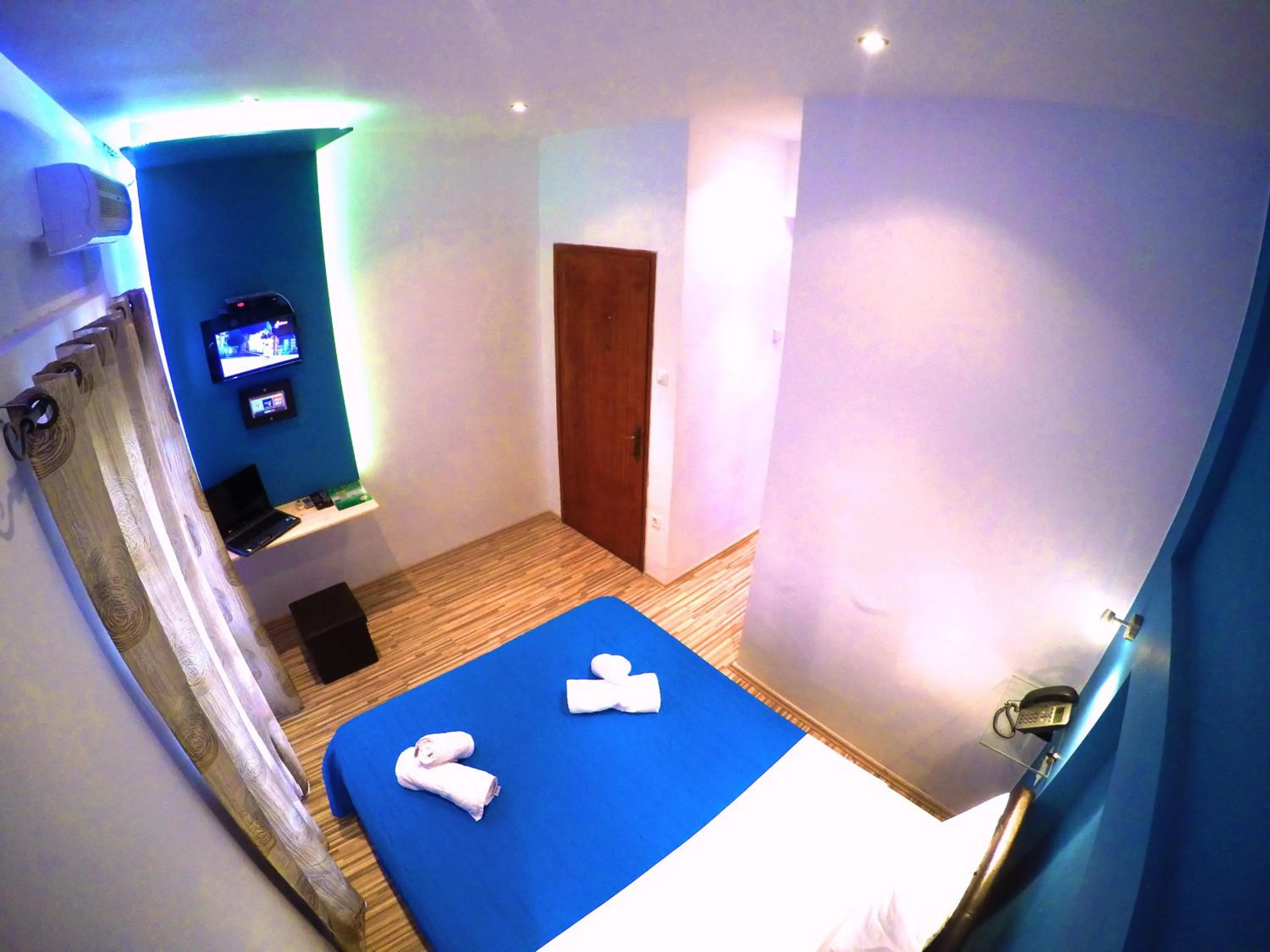 Bedroom, Bed in Atlantis Hotel