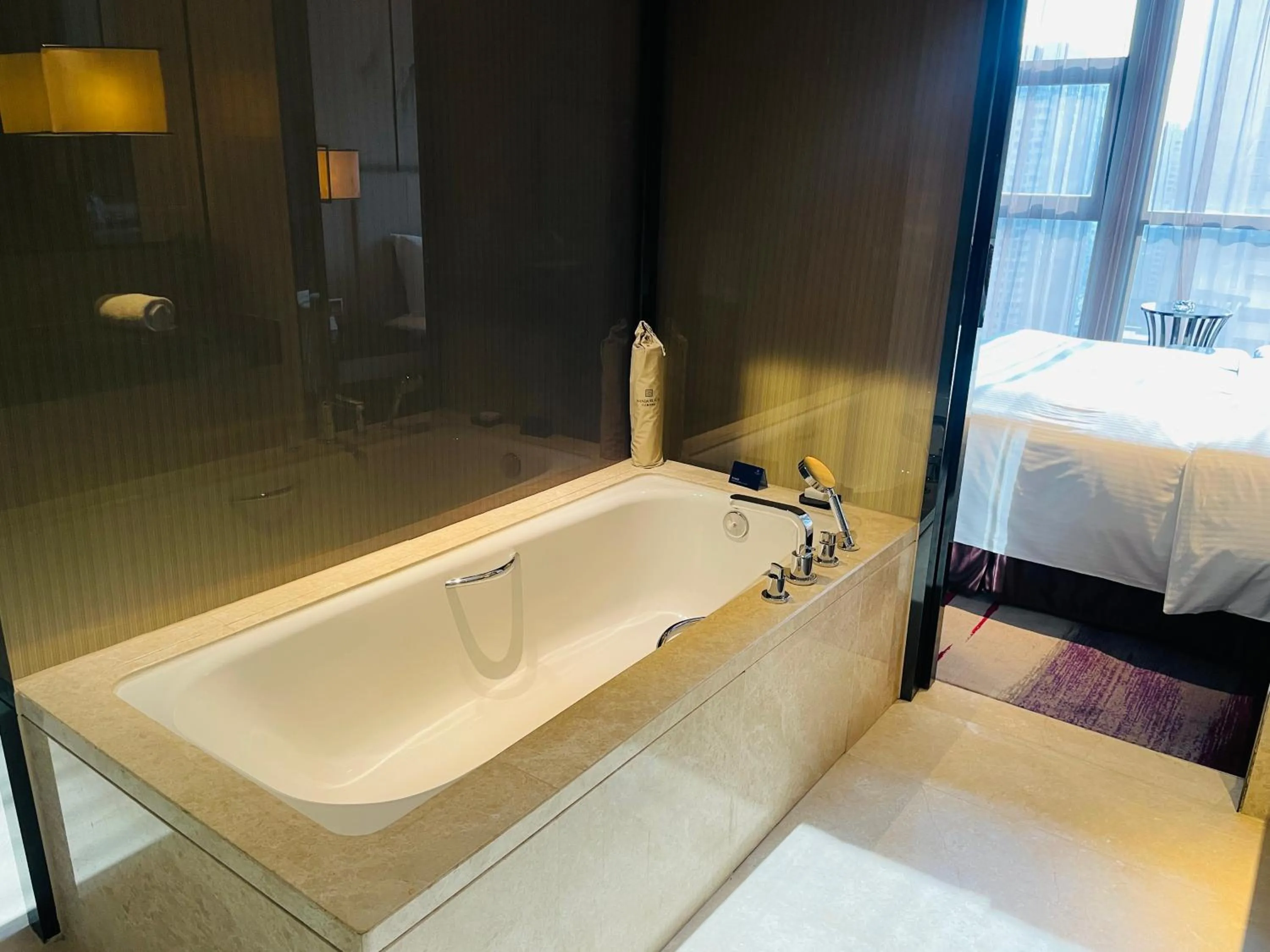 Bath, Bed in Maanshan Wanda Realm Hotel
