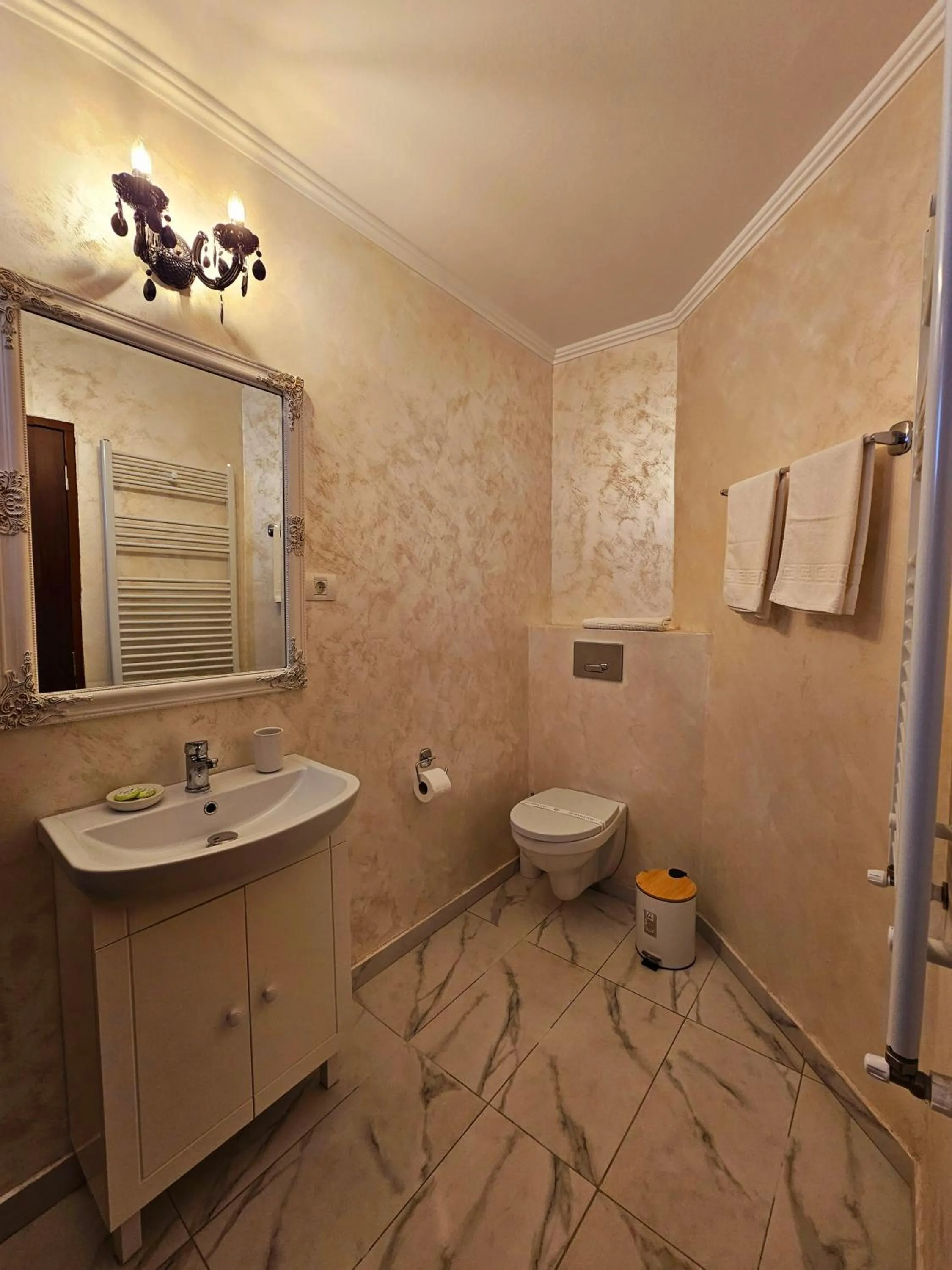 Toilet in Vila Central