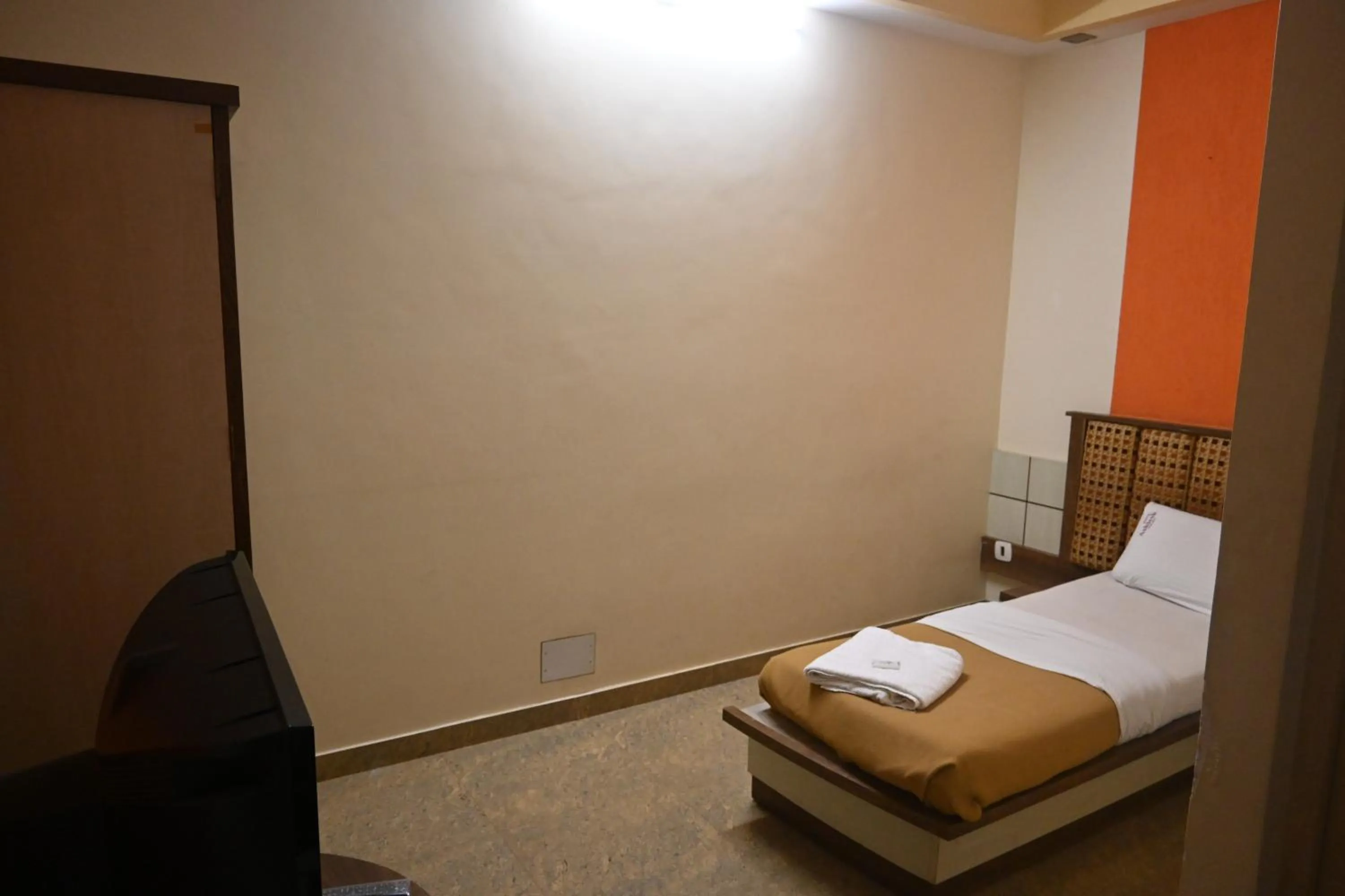 Bed in Hotel Ashlesh Manipal