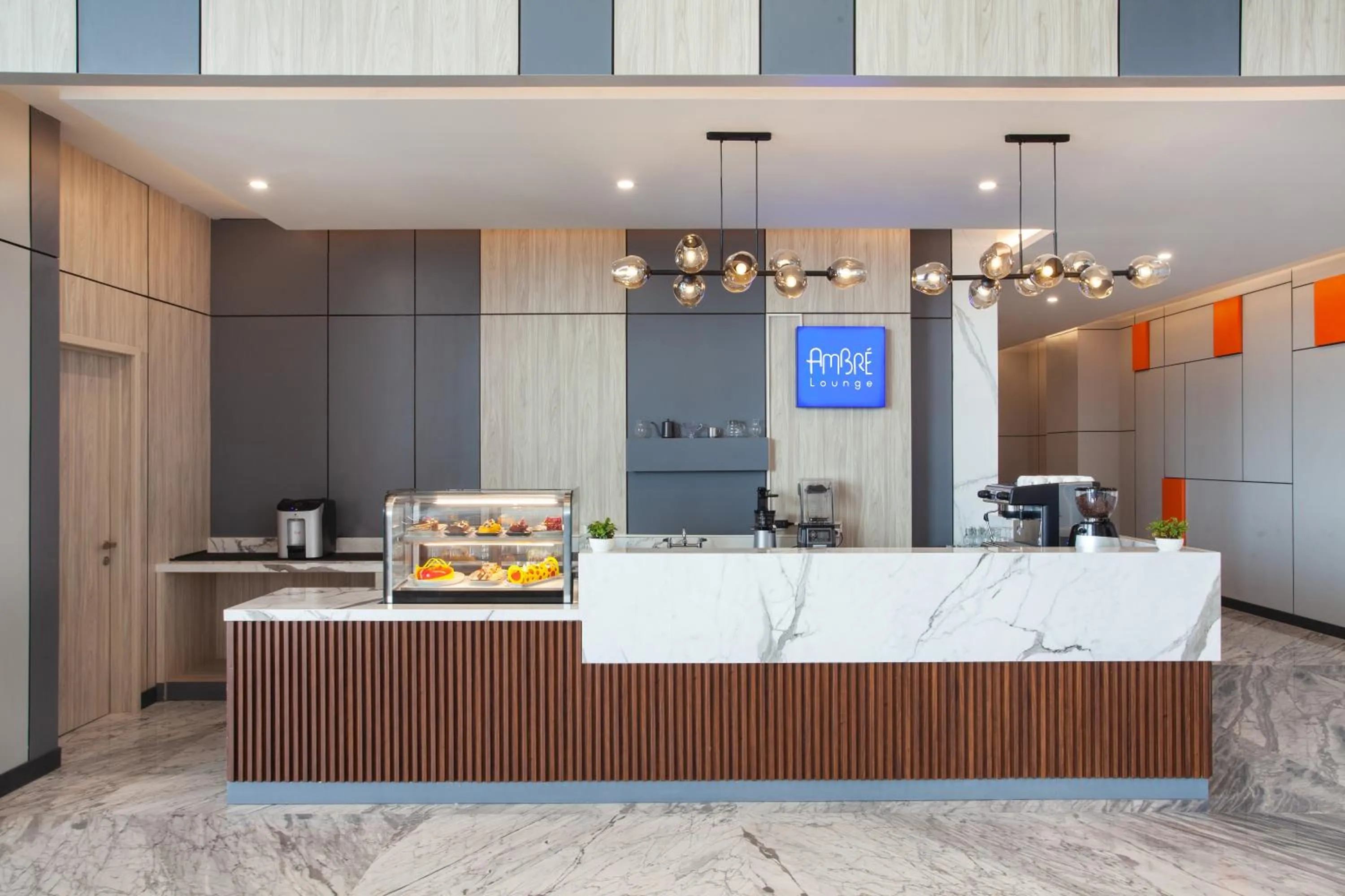 Lounge or bar in HARRIS Hotel & Convention Cibinong City Mall Bogor