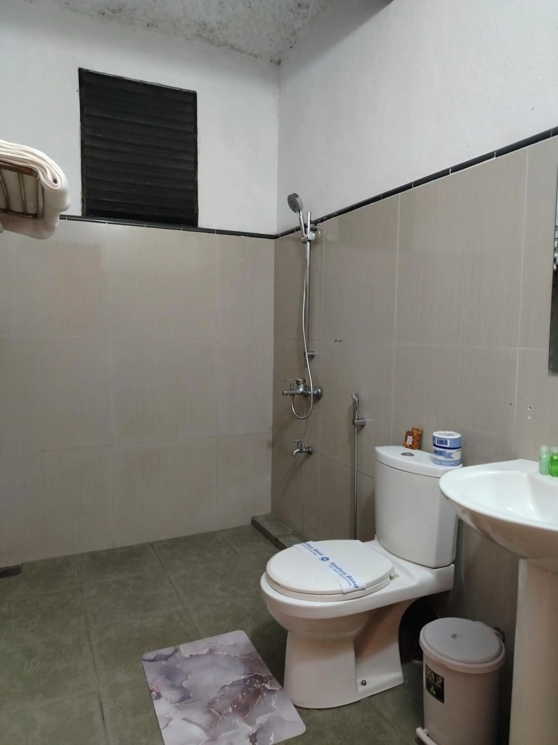 Toilet in Ella Mount Heaven