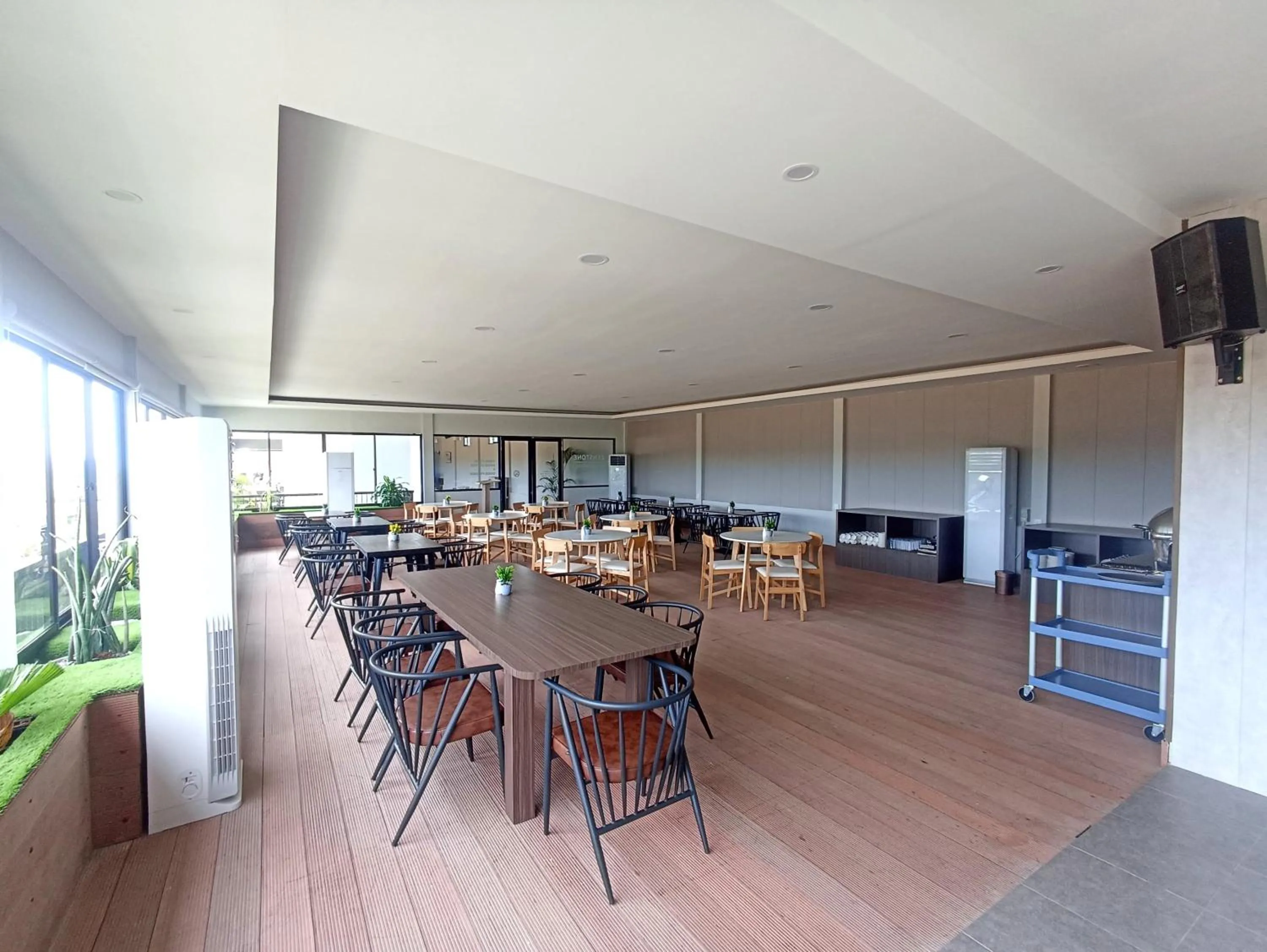 Restaurant/places to eat in ONYX HOTEL & VILLA