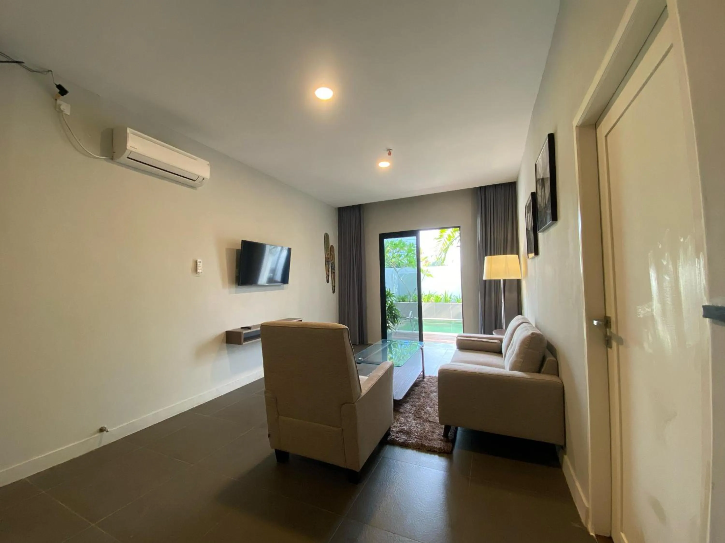 Communal lounge/ TV room in ONYX HOTEL & VILLA