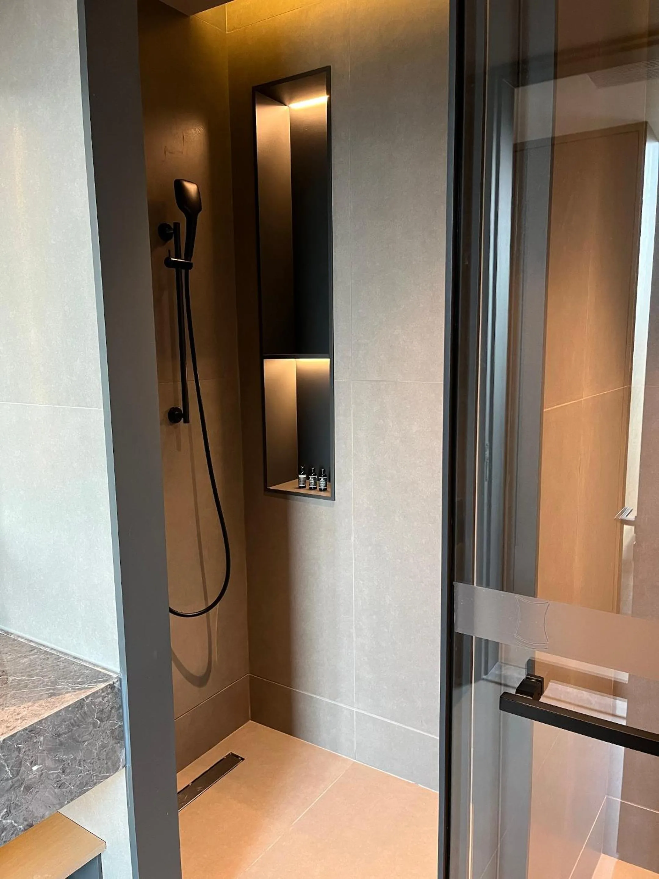 Shower in Jiangnan House Guanqianjie