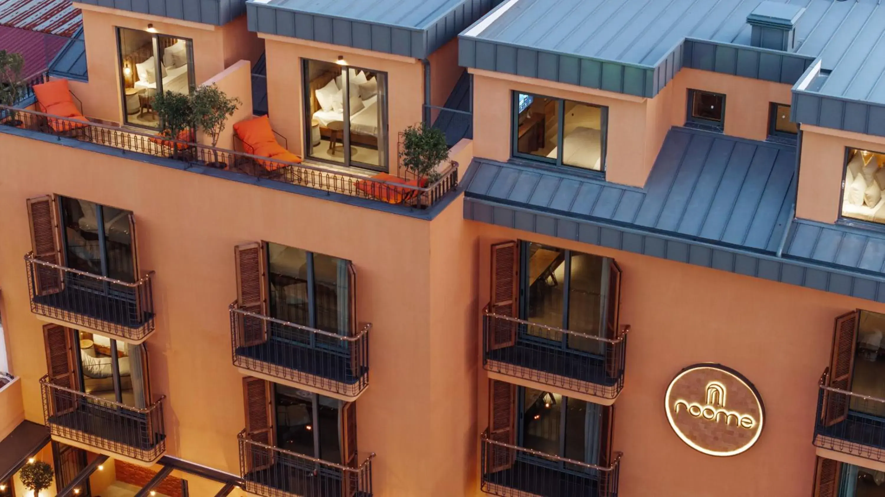 Property building in Roome Property building in Roome