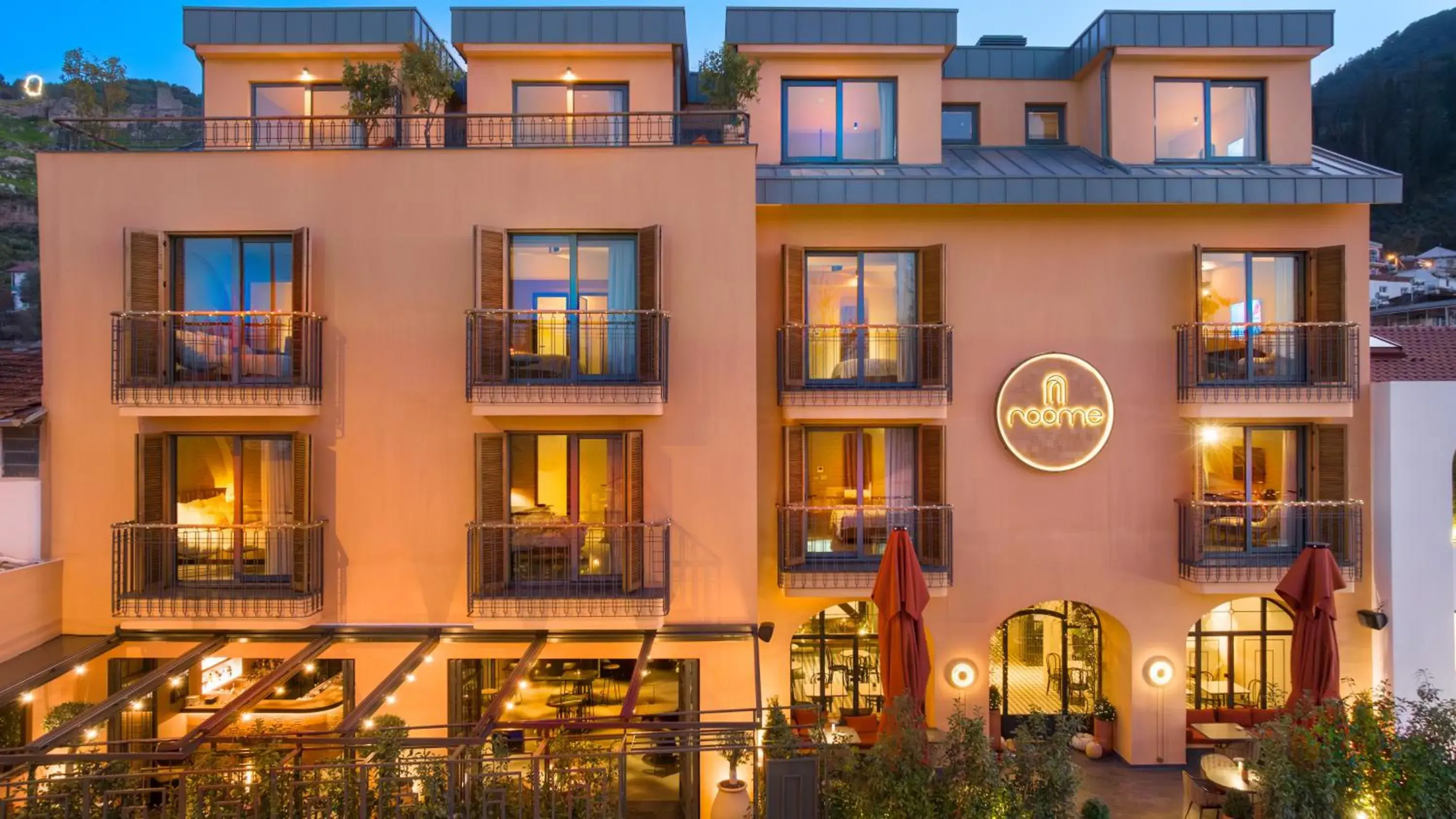 Property building in Roome Property building in Roome