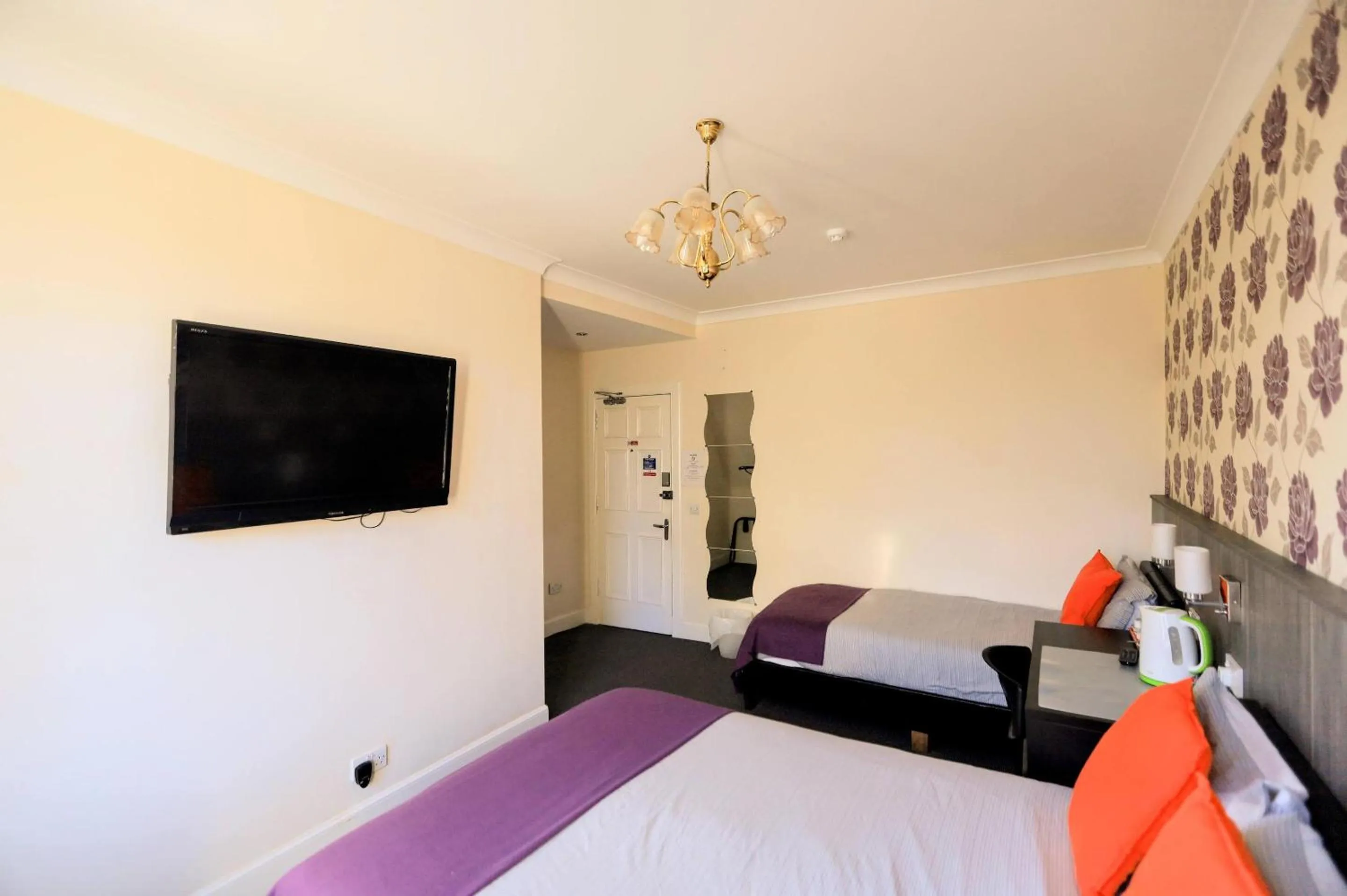 Bedroom, Bed in Edinburgh Holiday Guest House