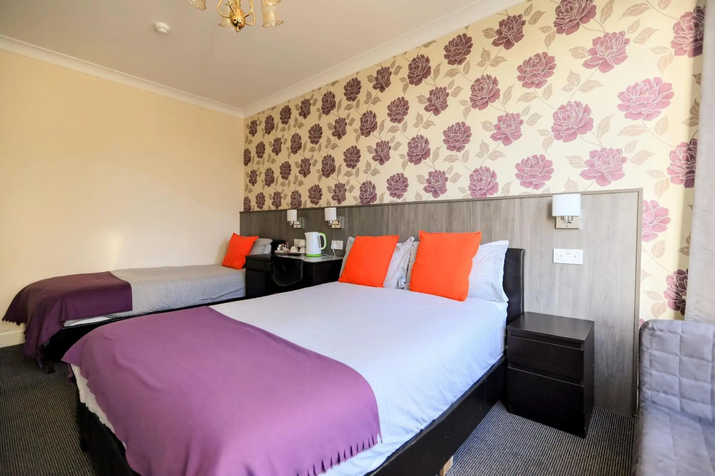 Deluxe Triple Room in Edinburgh Holiday Guest House Deluxe Triple Room in Edinburgh Holiday Guest House