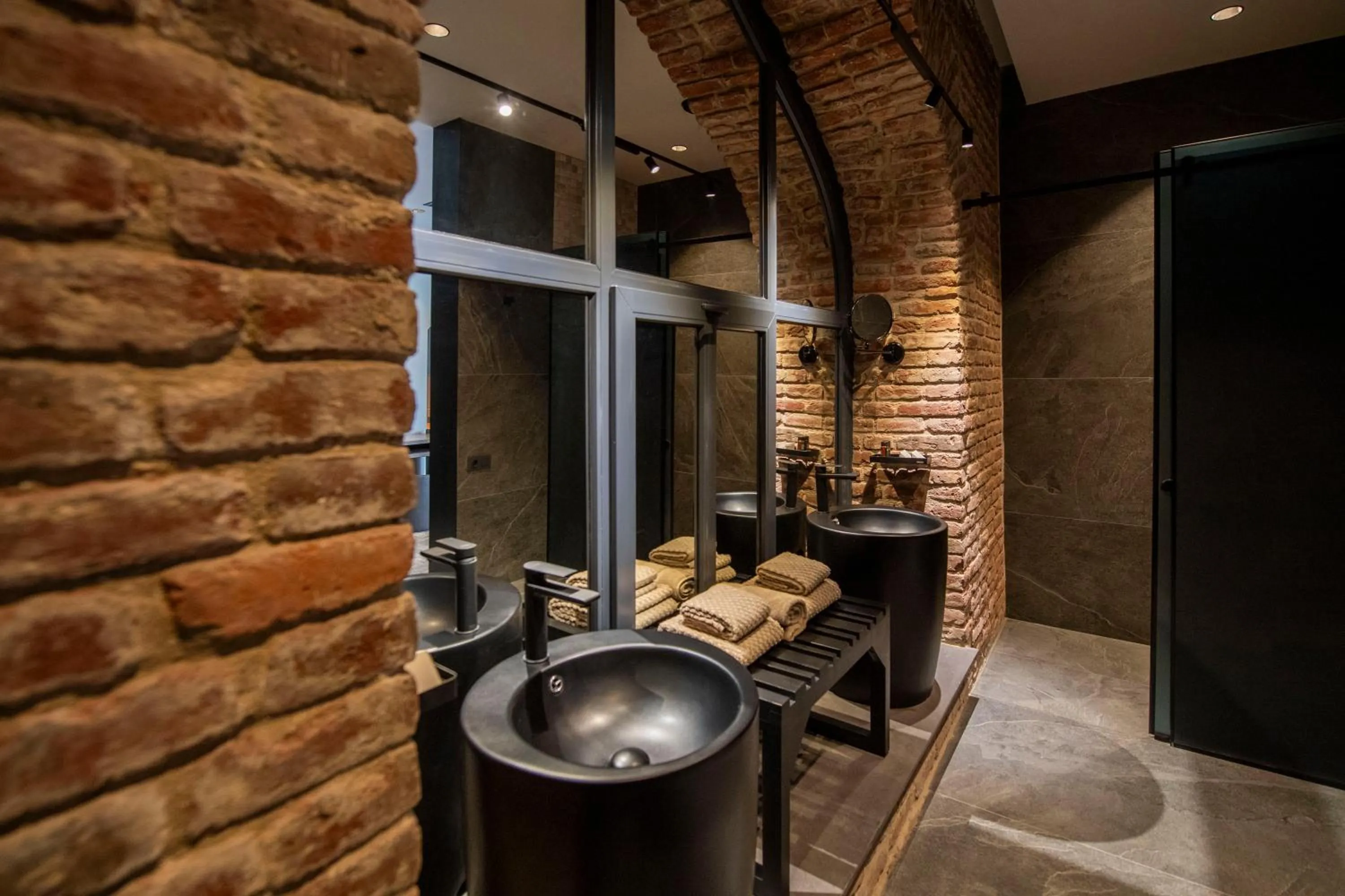 Bathroom in Qarvasla Hotel