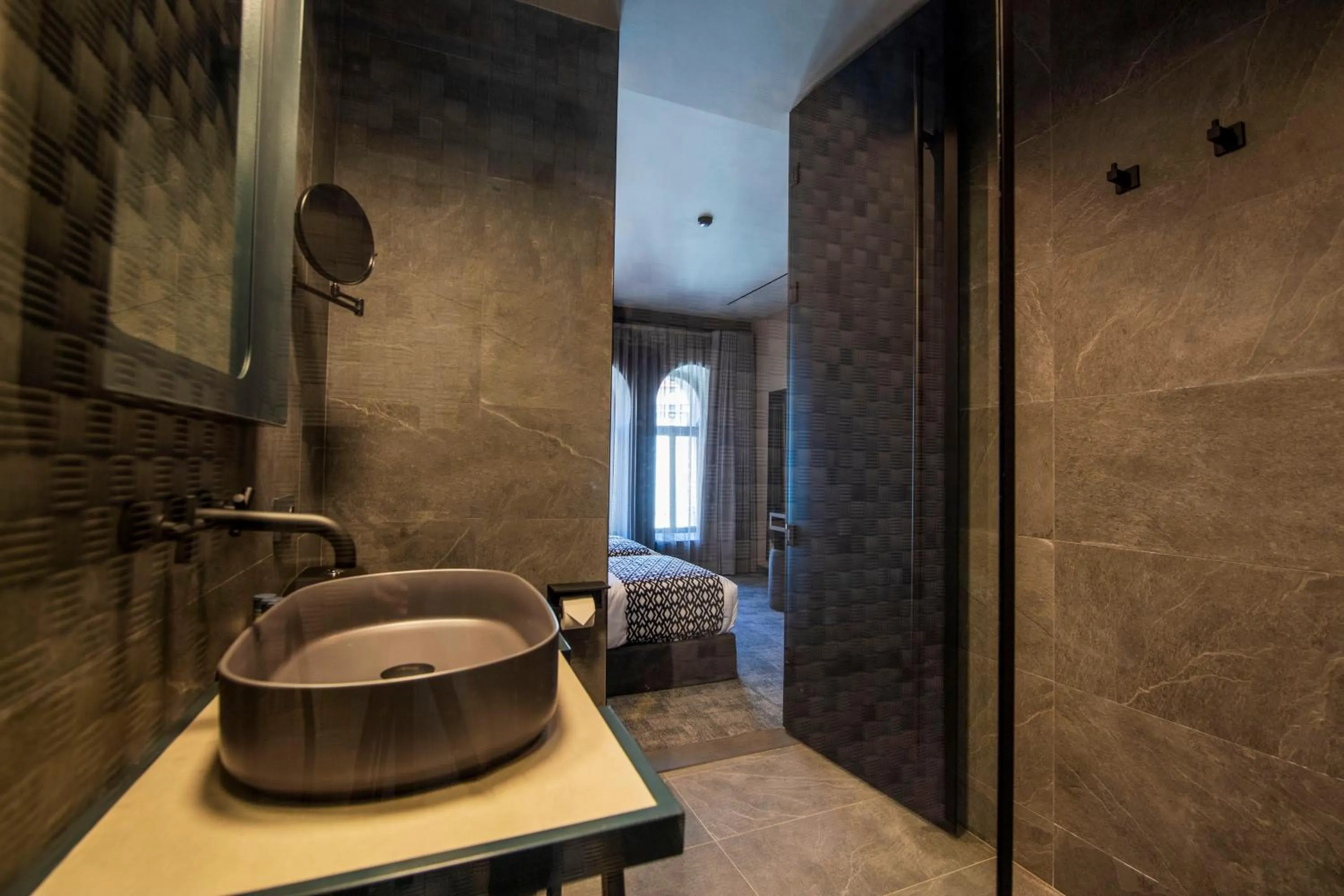 Bathroom in Qarvasla Hotel