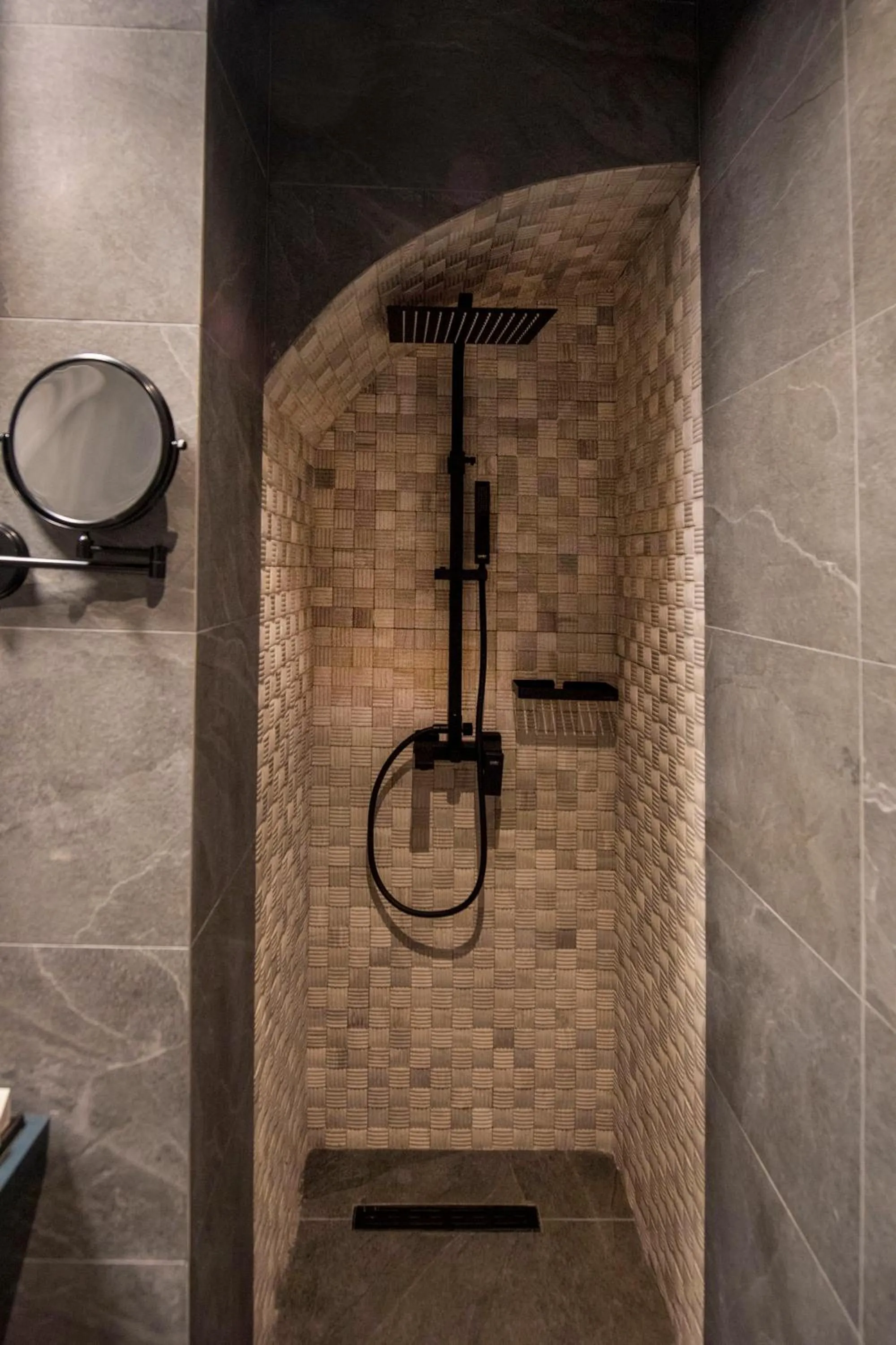 Shower in Qarvasla Hotel