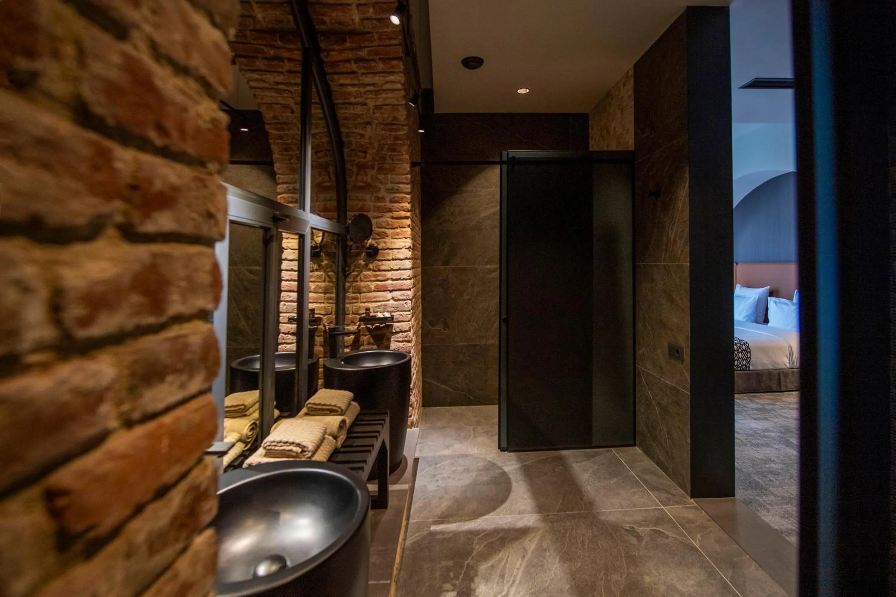 Bathroom in Qarvasla Hotel