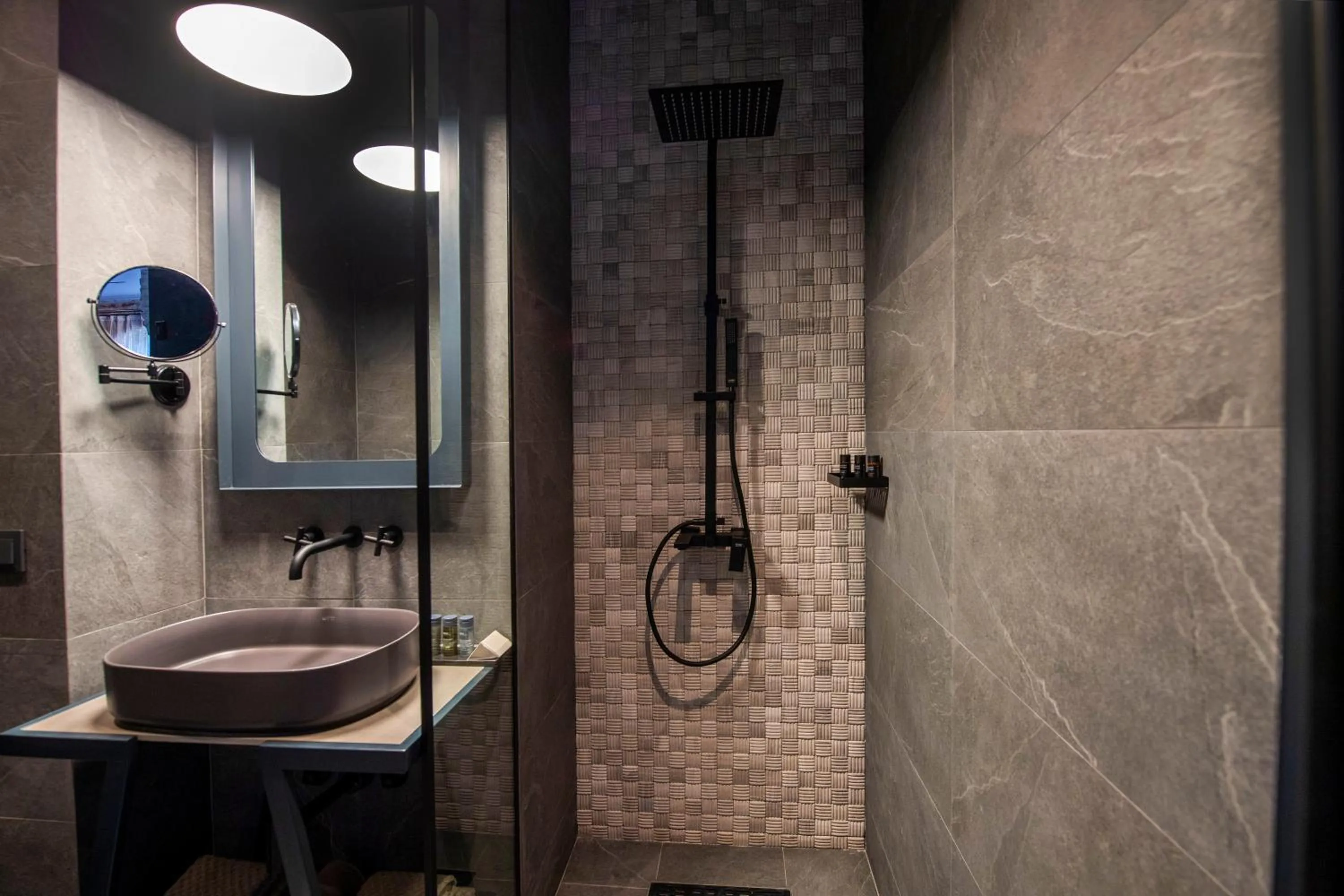 Bathroom in Qarvasla Hotel