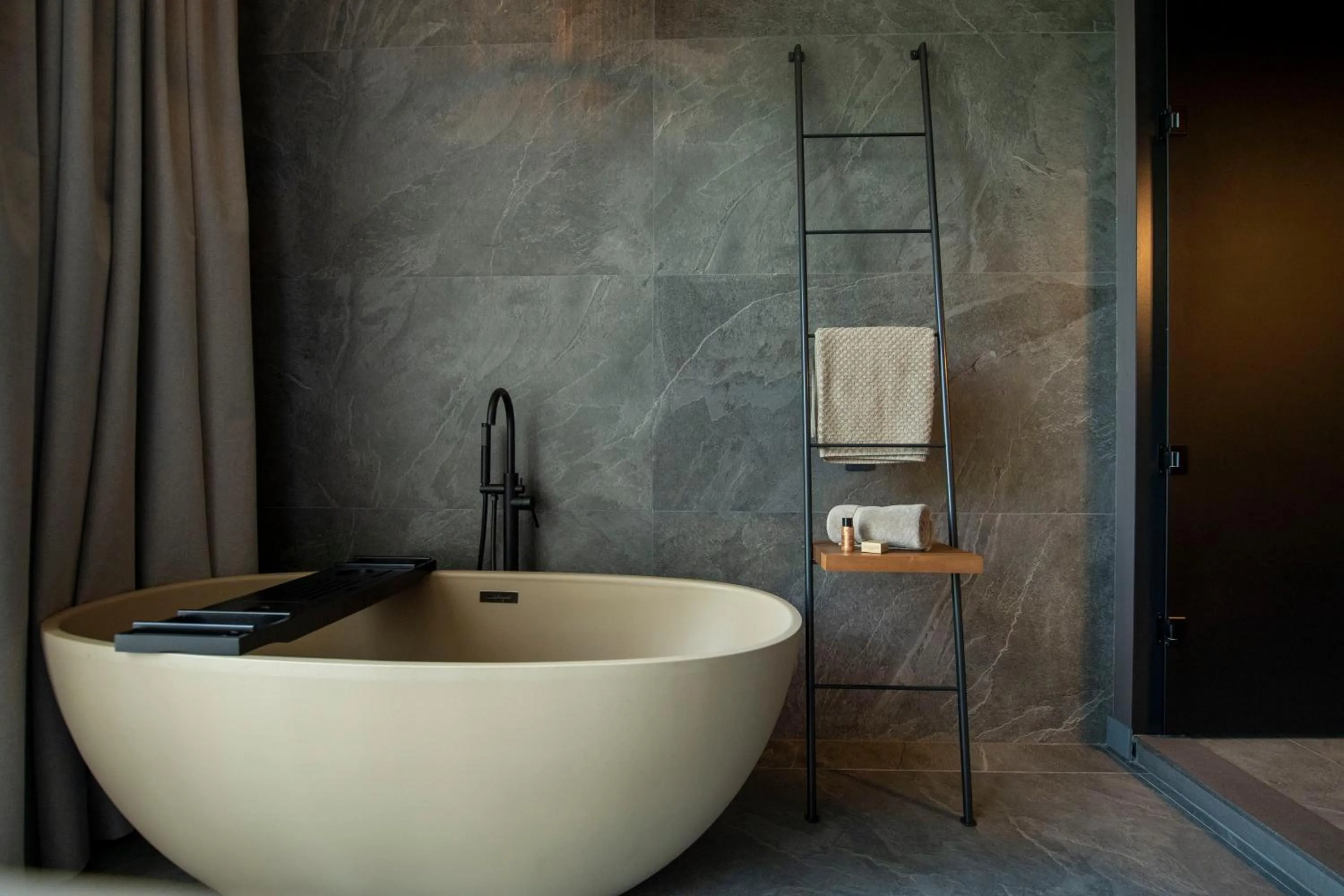 Bath in Qarvasla Hotel