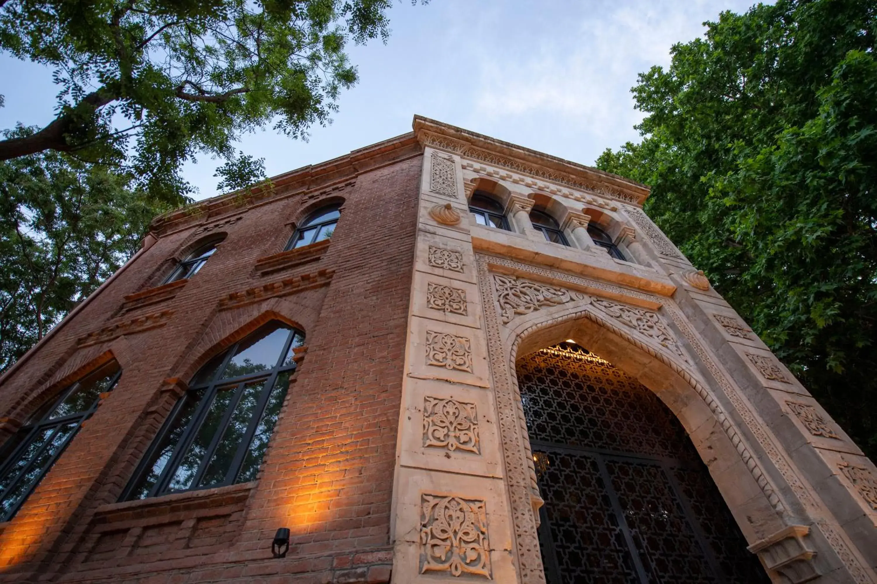 Property building in Qarvasla Hotel Property building in Qarvasla Hotel