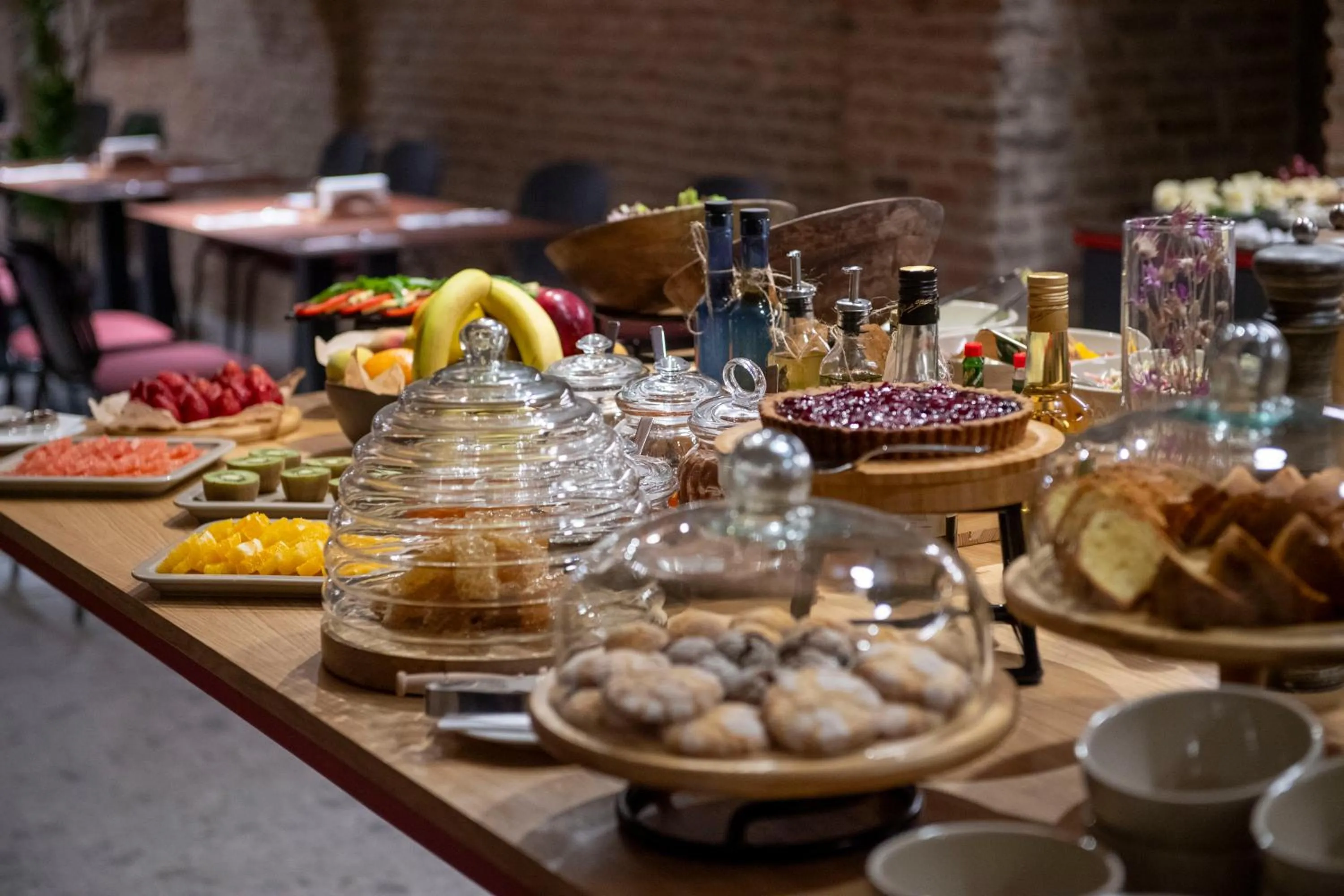 Buffet breakfast in Qarvasla Hotel