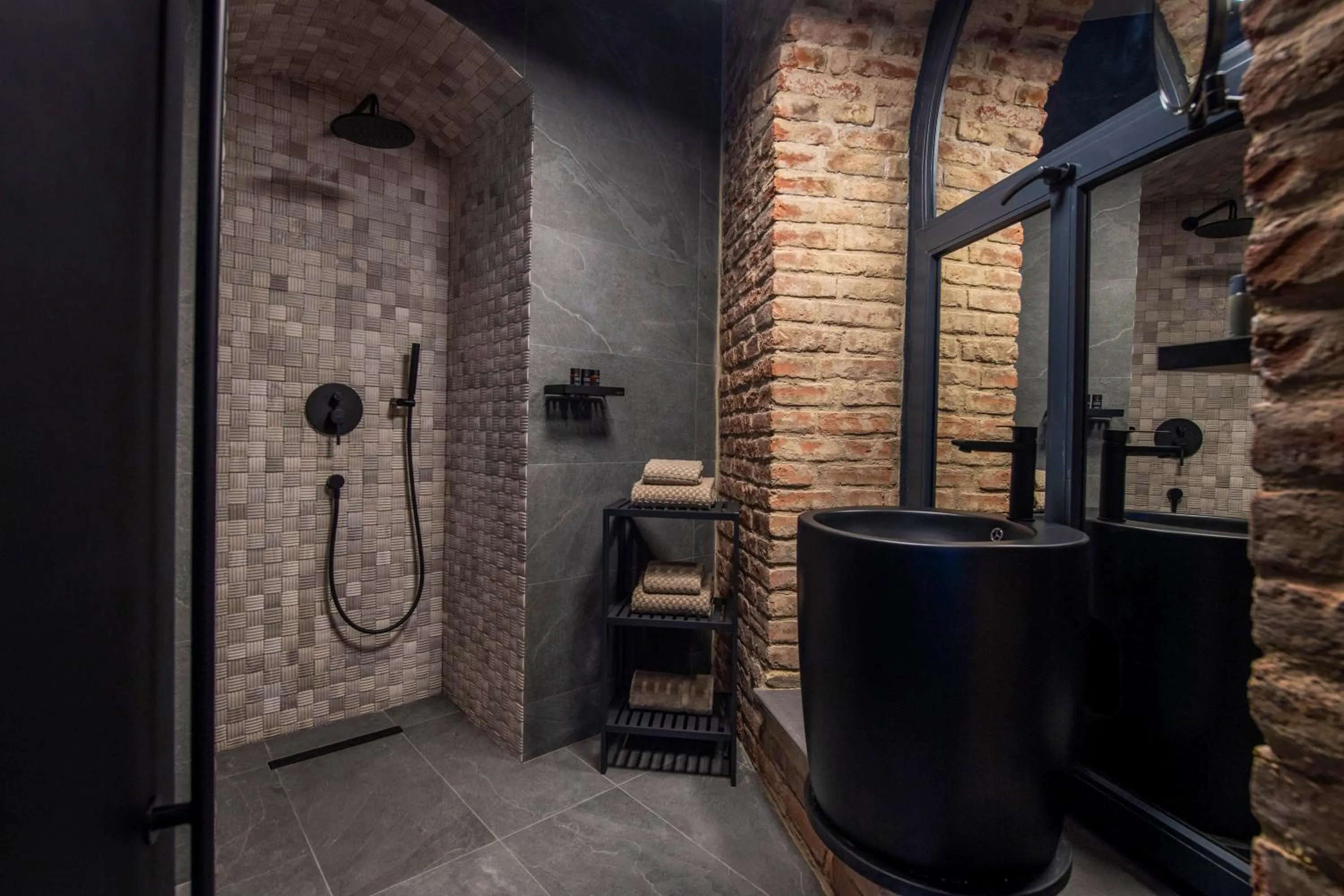 Bathroom in Qarvasla Hotel