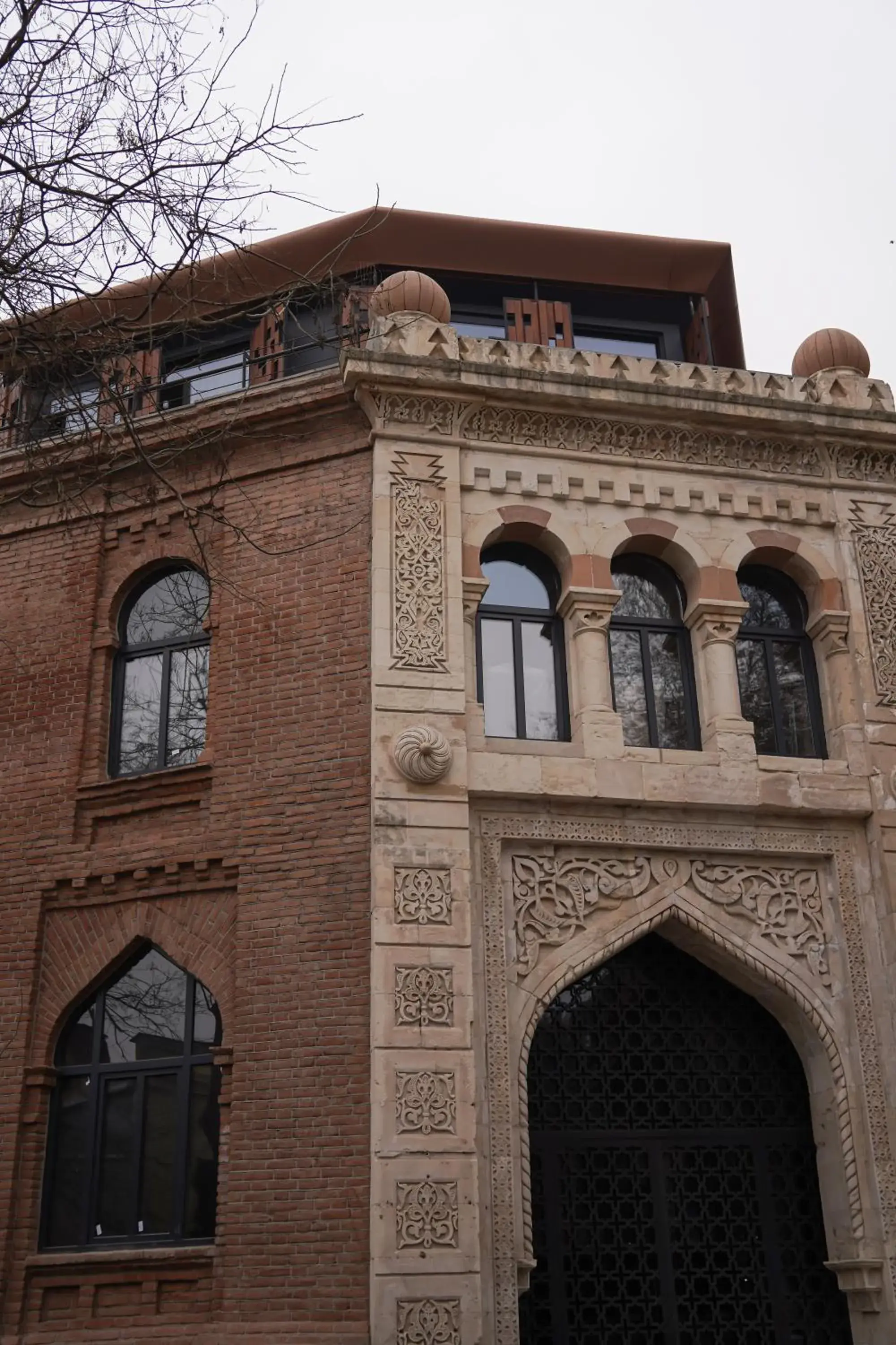 Property building in Qarvasla Hotel Property building in Qarvasla Hotel