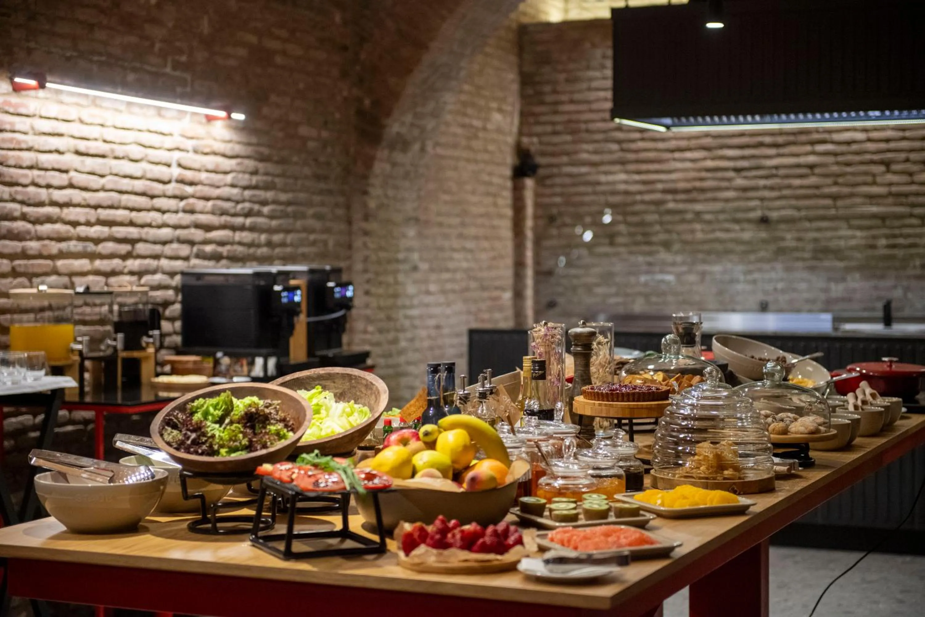 Buffet breakfast in Qarvasla Hotel