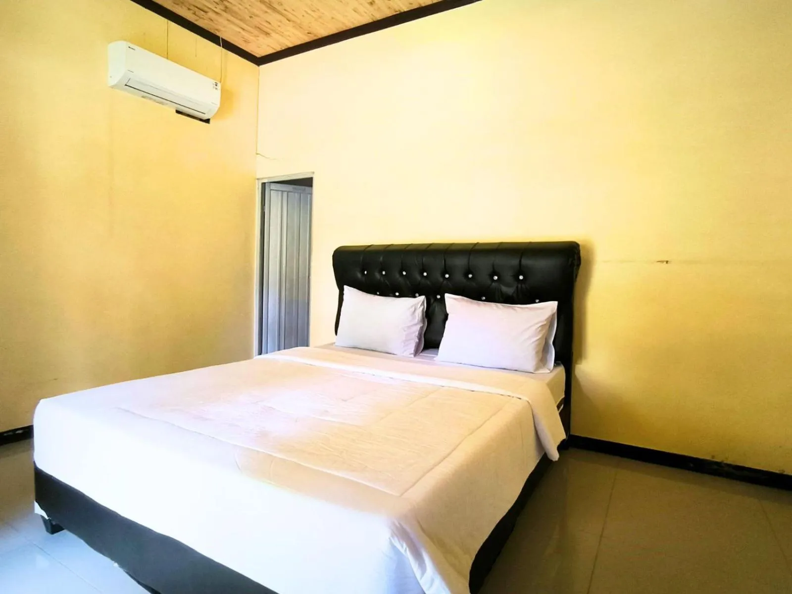 Bed in Villa Setumbu powered by Cocotel