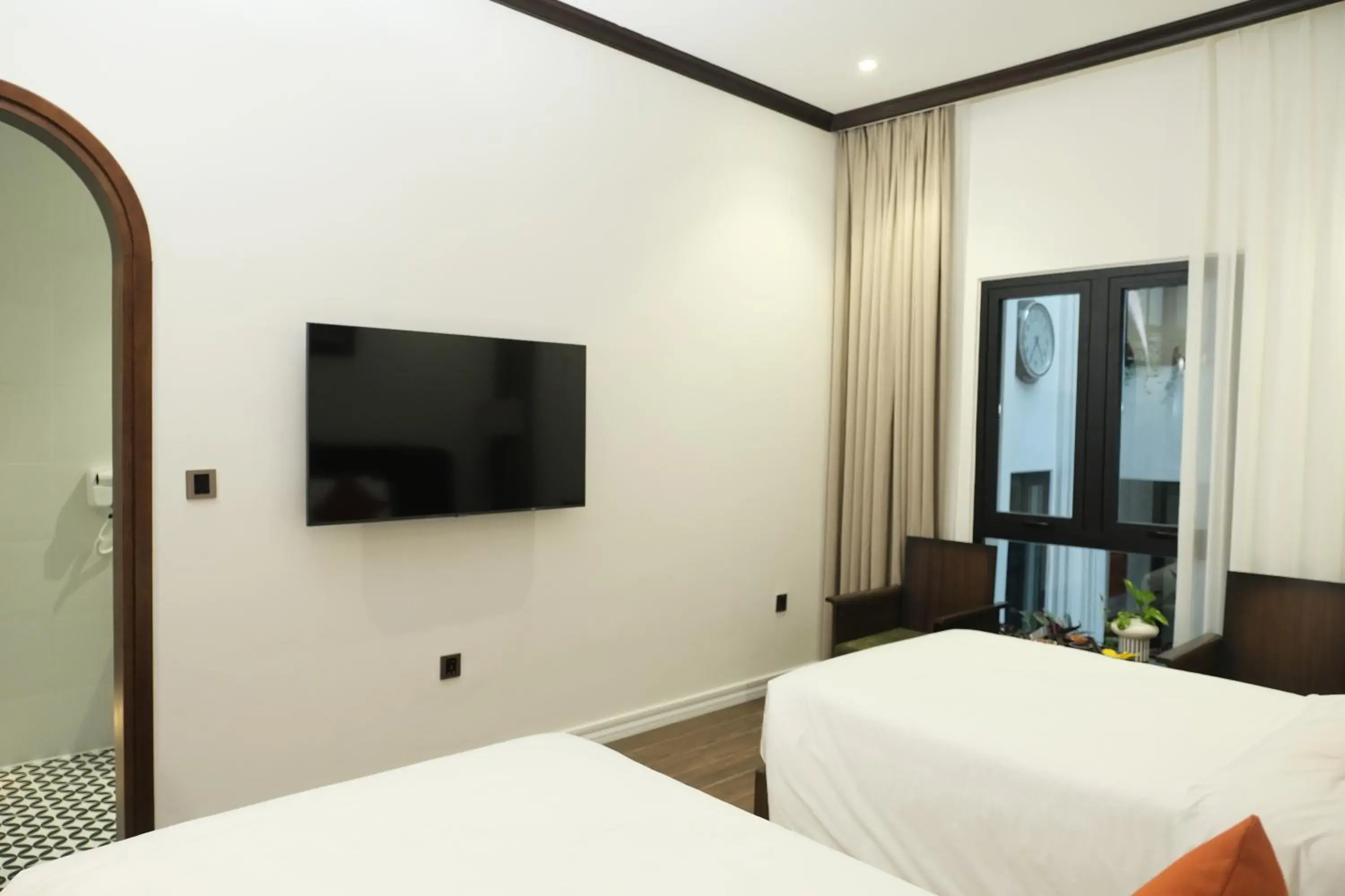 TV and multimedia, Bed in Paul Chabot Hotel TV and multimedia, Bed in Paul Chabot Hotel