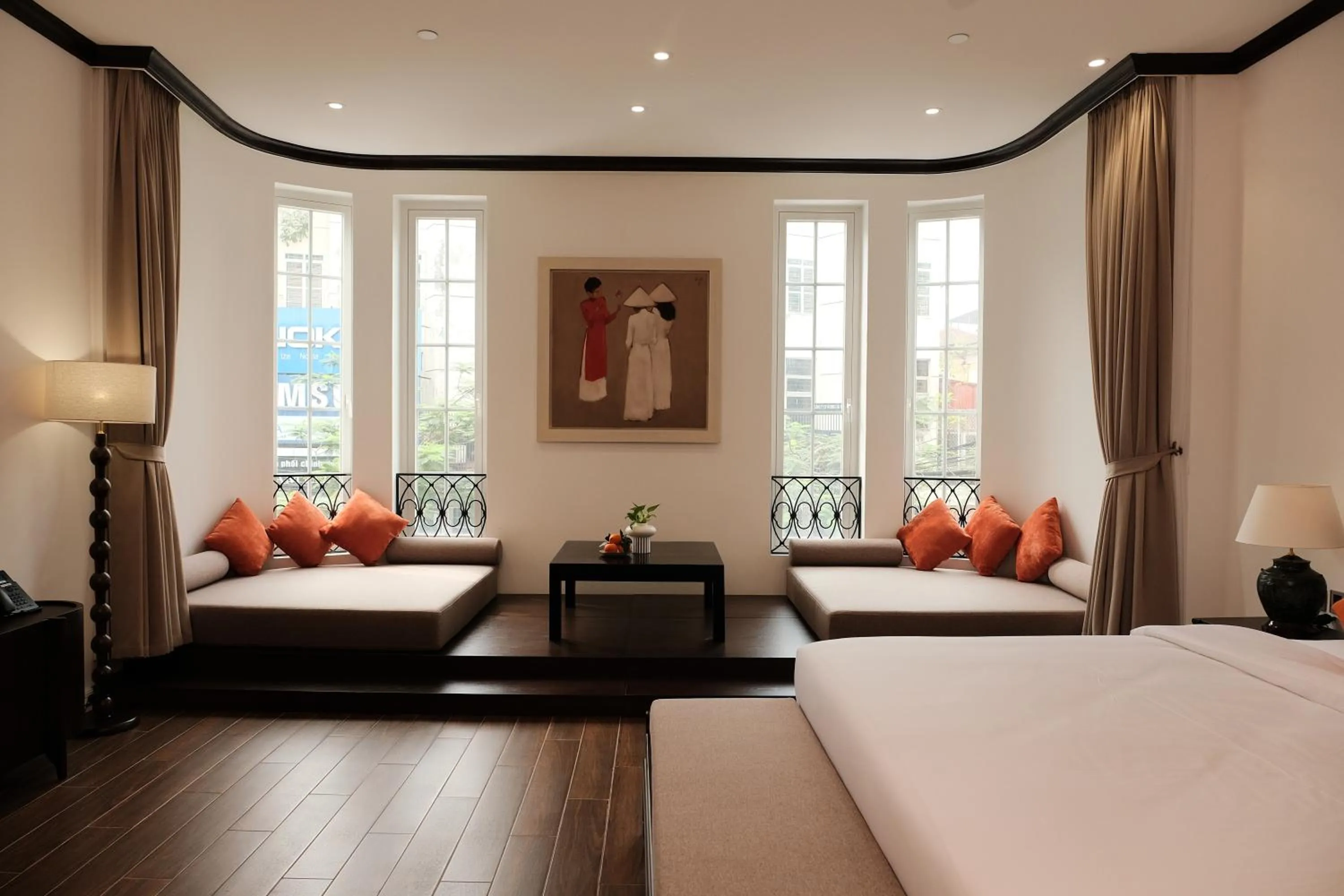 Photo of the whole room, Bed in Paul Chabot Hotel