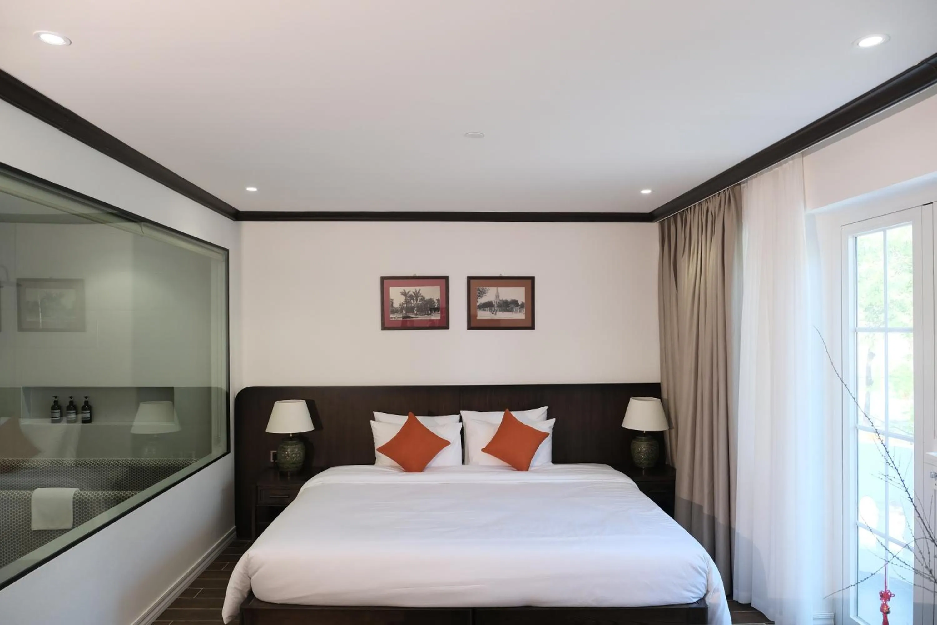 Photo of the whole room, Bed in Paul Chabot Hotel