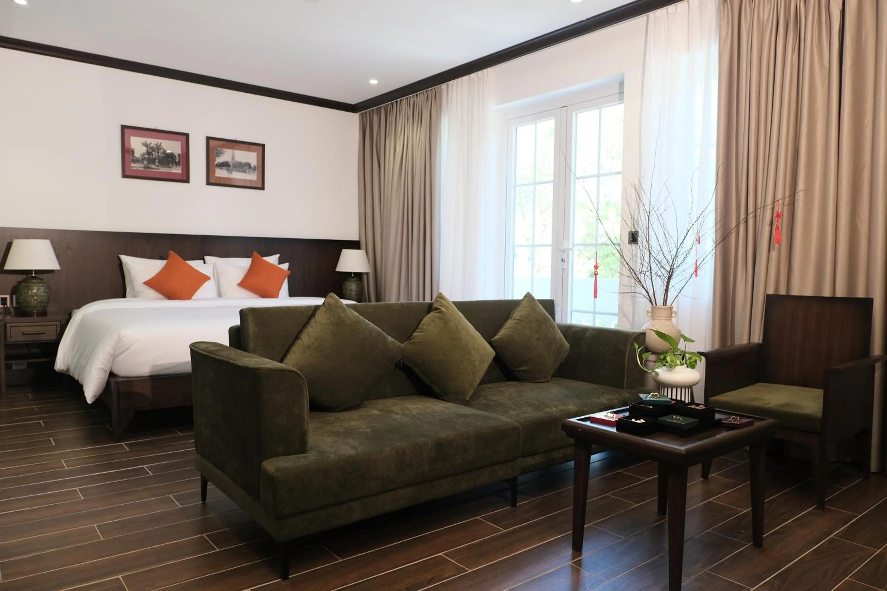 Seating area, Bed in Paul Chabot Hotel