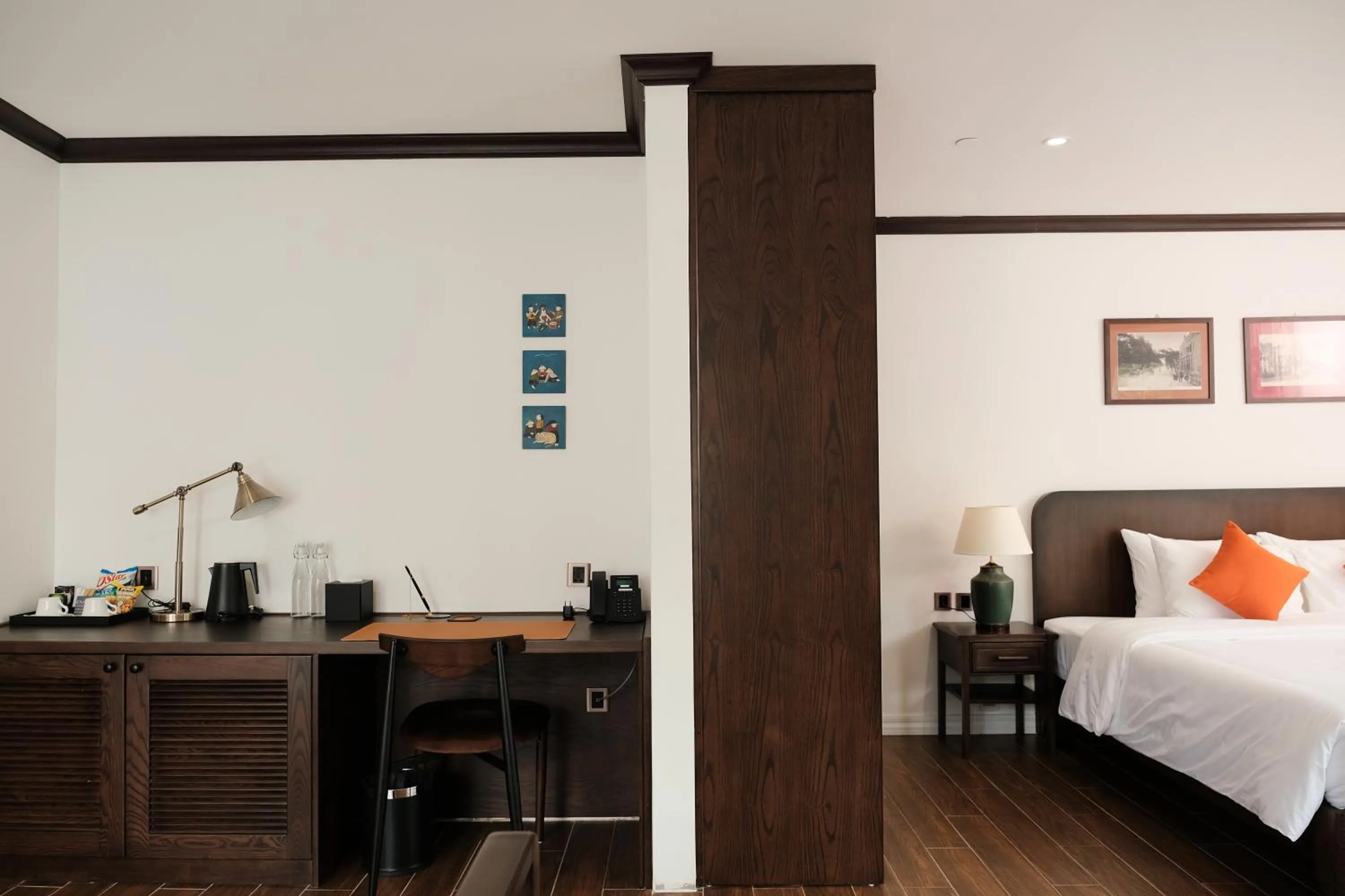 Photo of the whole room, Bed in Paul Chabot Hotel