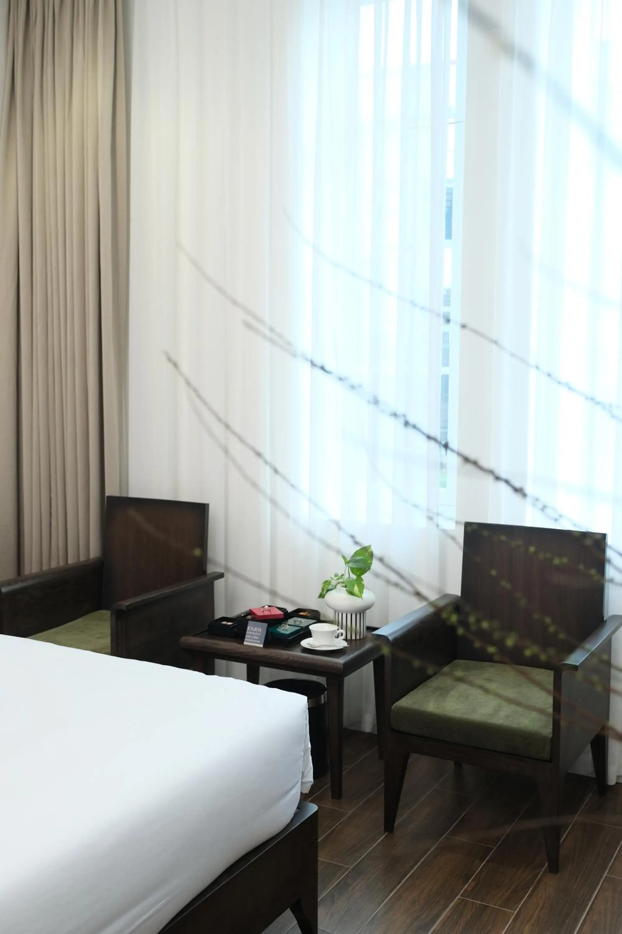 Seating area, Bed in Paul Chabot Hotel