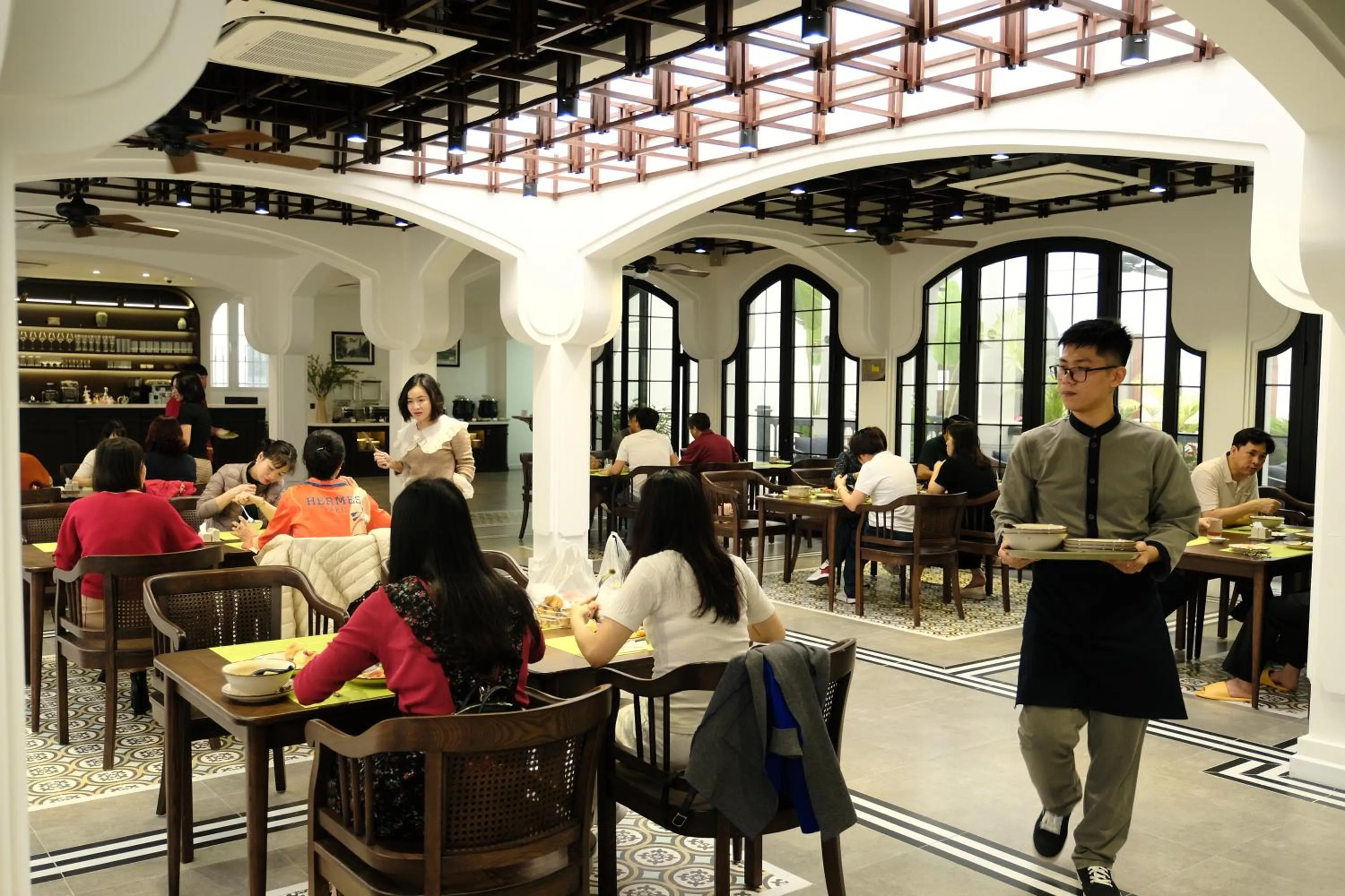 Restaurant/places to eat in Paul Chabot Hotel