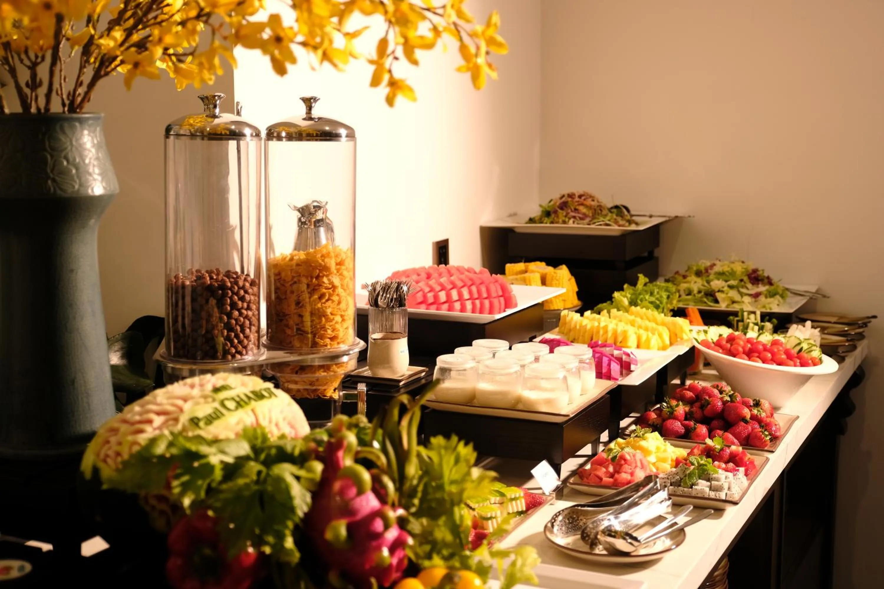 Restaurant/places to eat in Paul Chabot Hotel