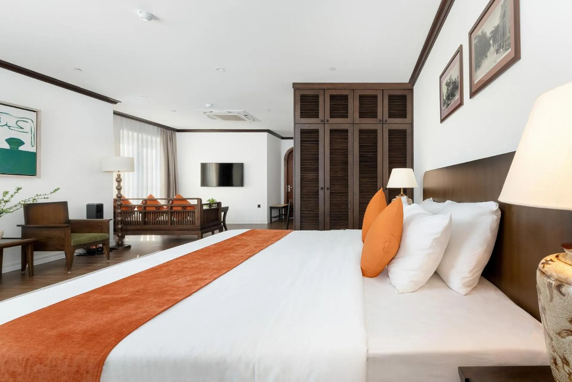 Bed in Paul Chabot Hotel