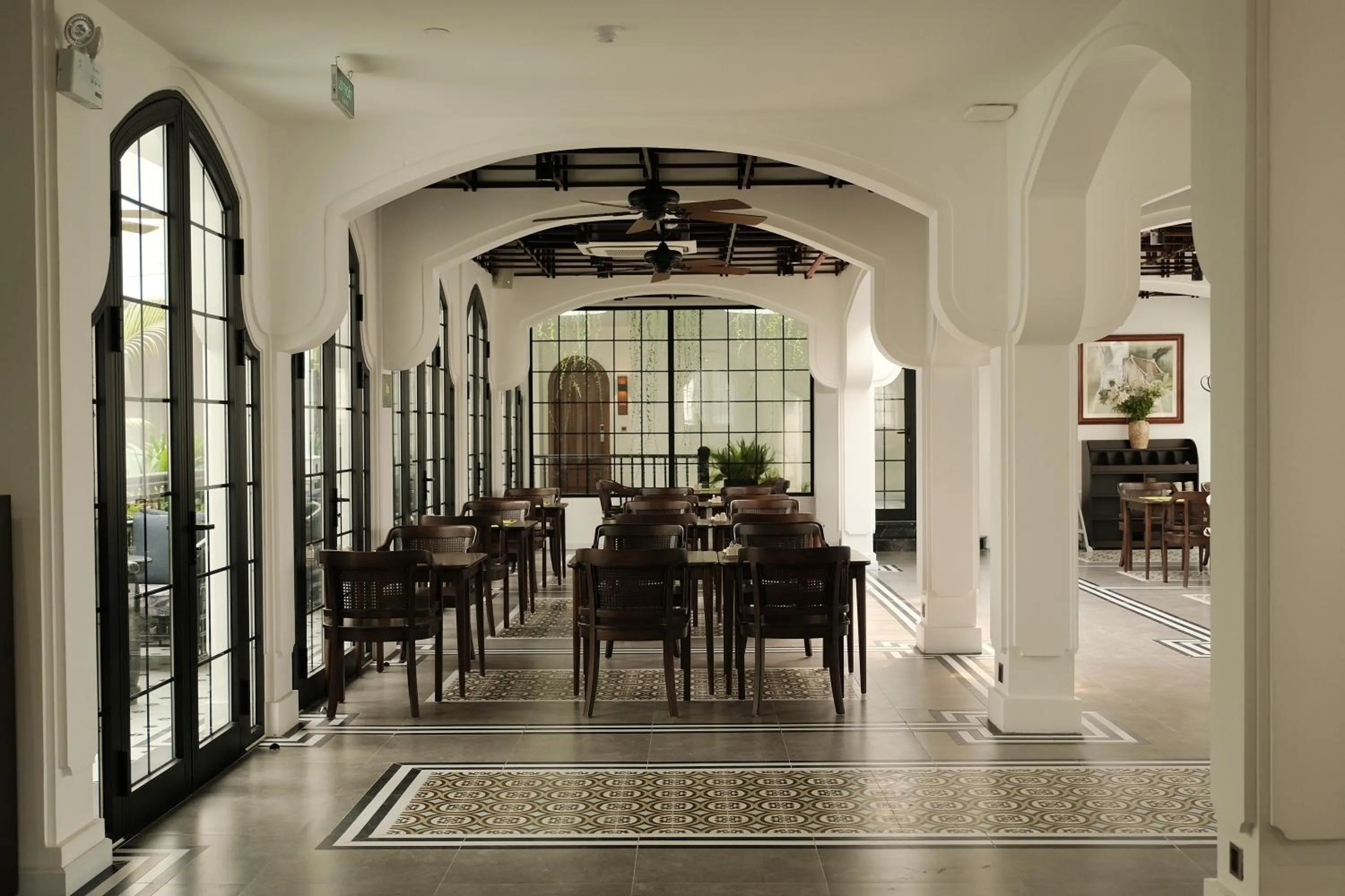 Restaurant/places to eat in Paul Chabot Hotel