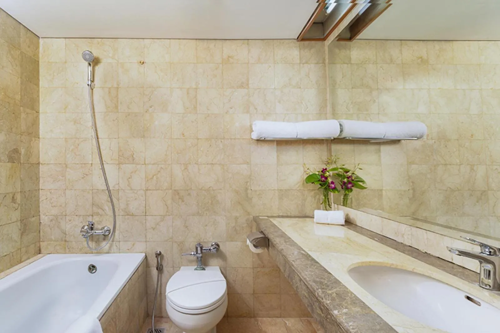 Toilet in Tavia Heritage Hotel