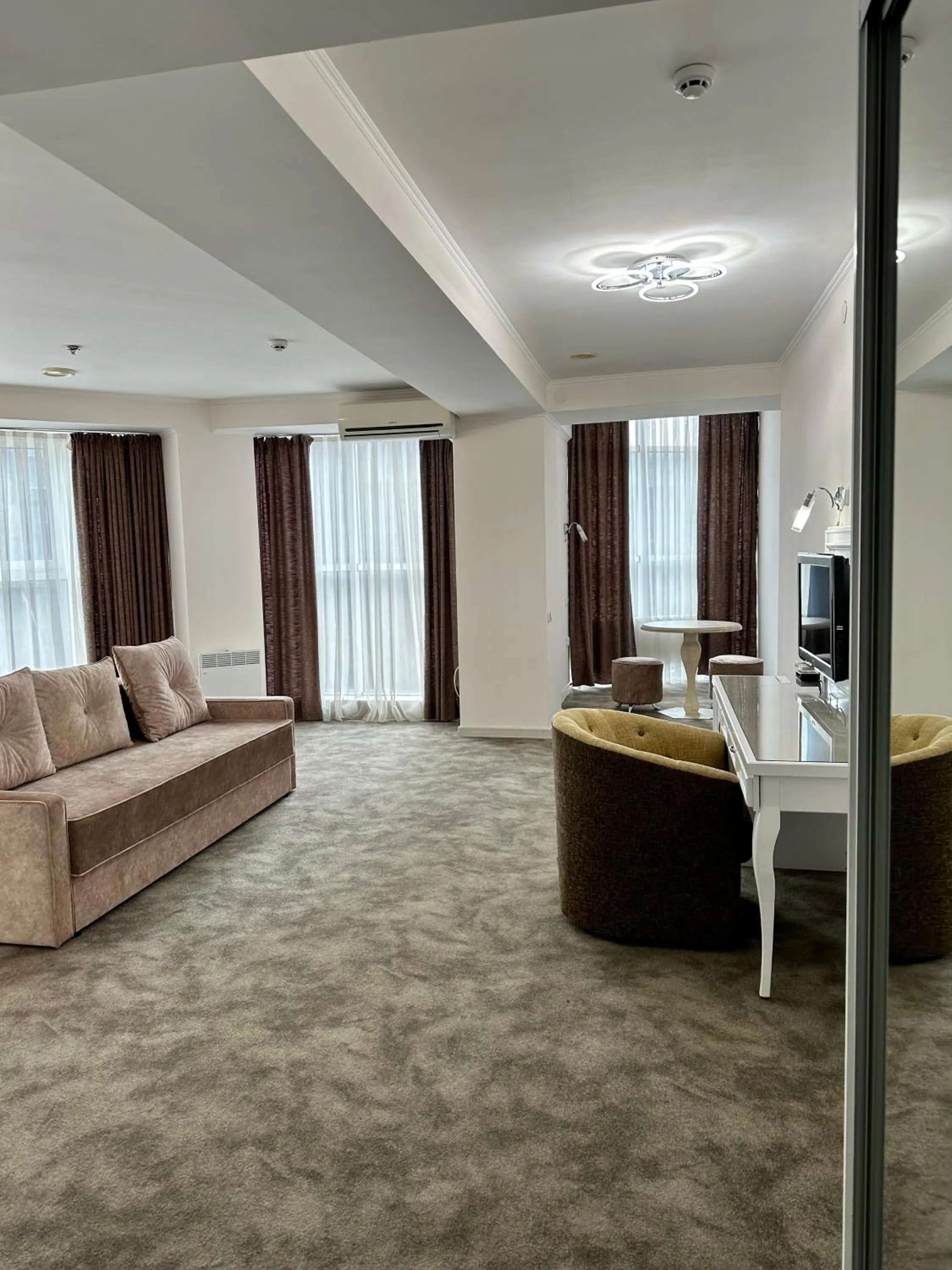 TV and multimedia in Mark Plaza Hotel