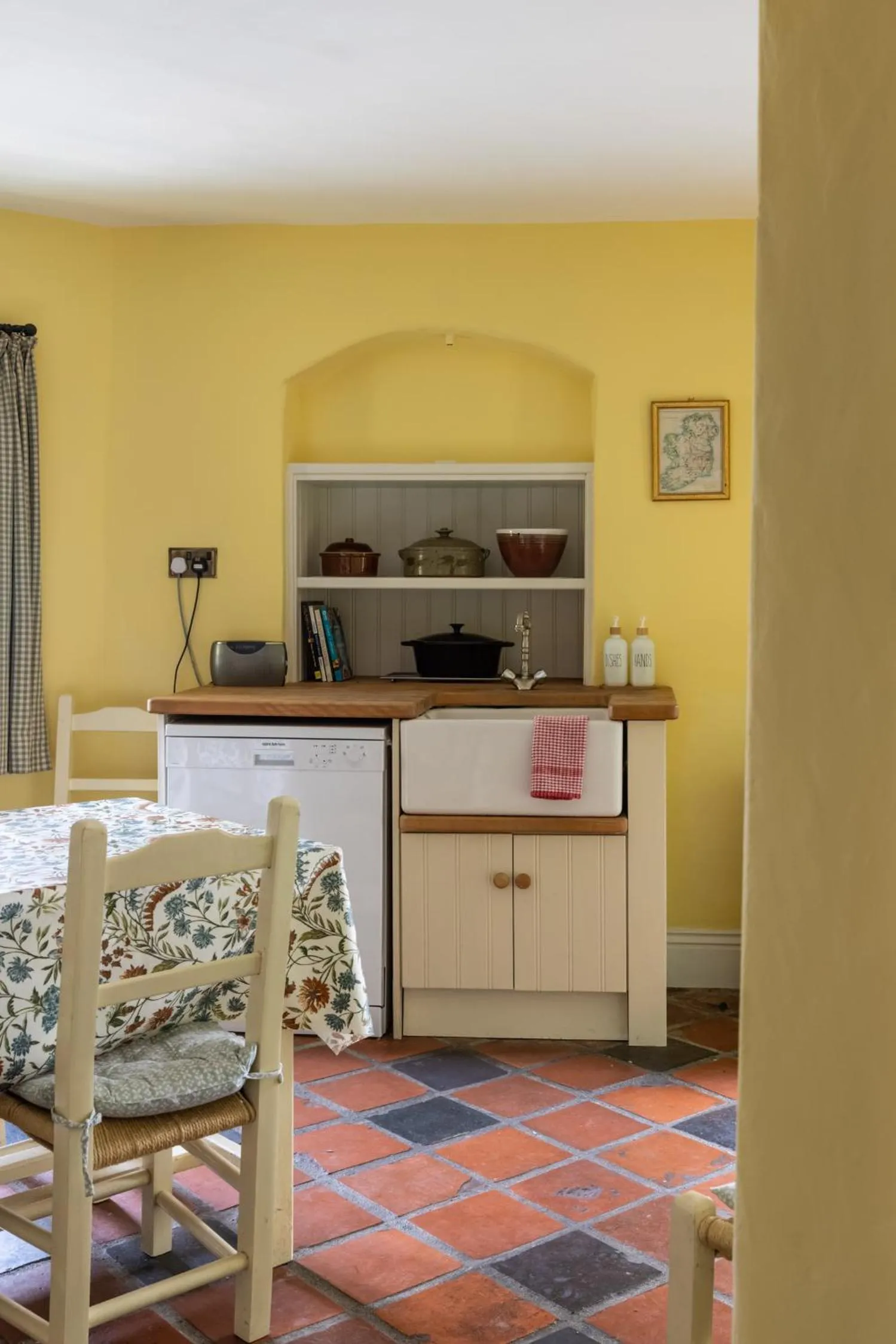 Kitchen or kitchenette in Castletown Round House