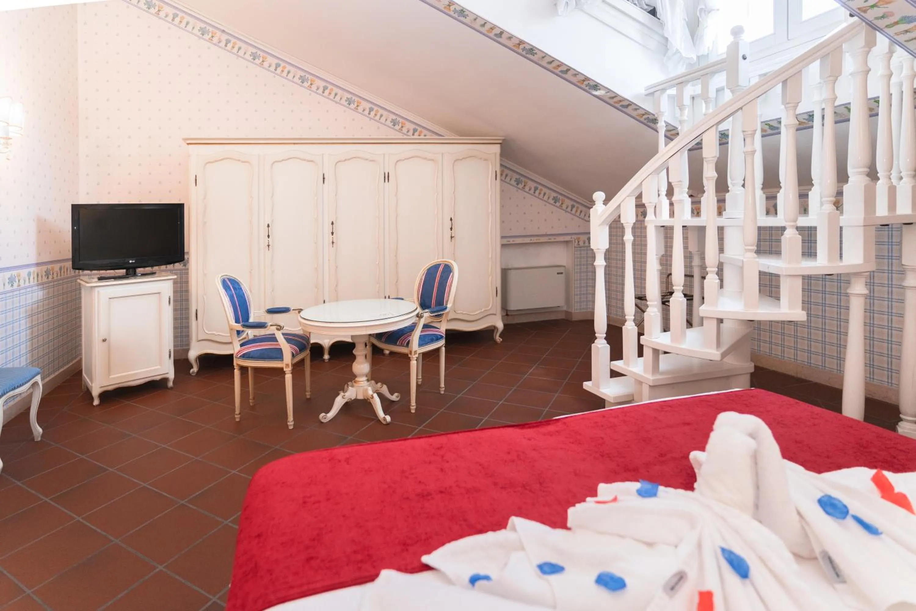 TV and multimedia, Bed in Hotel & SPA Duchessa Isabella Collection by GSA Hotels