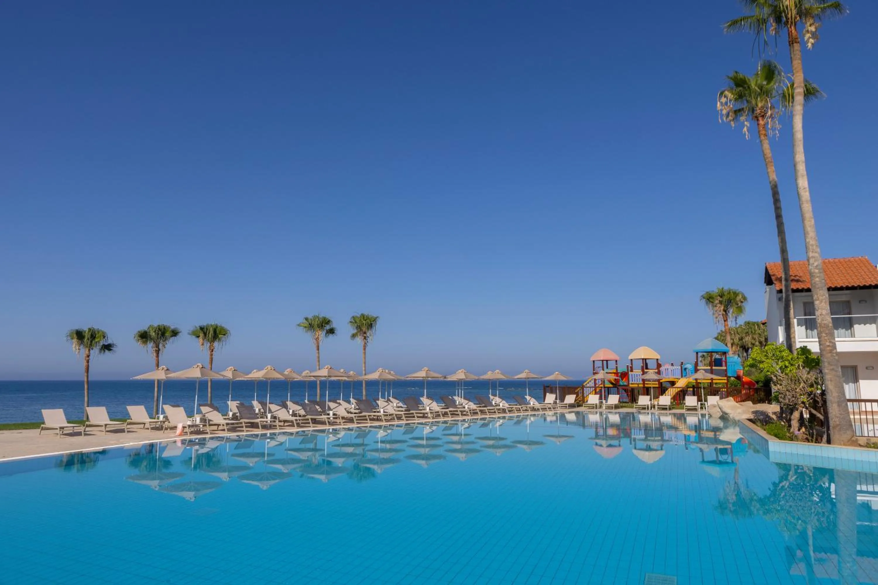 Swimming pool in Kapetanios Aqua Resort