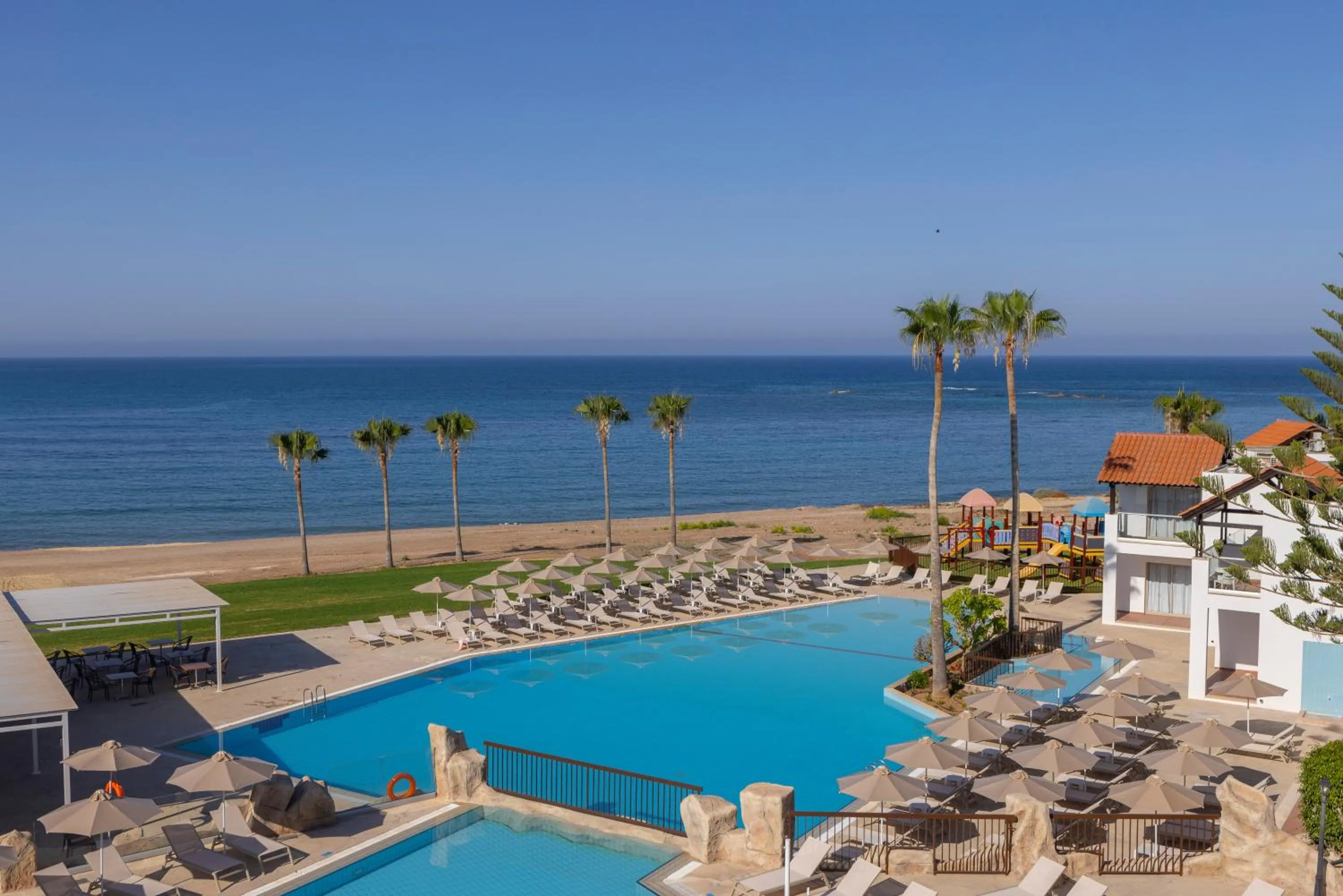 Swimming pool in Kapetanios Aqua Resort